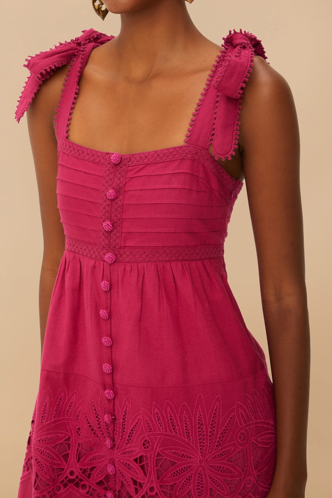 Vestido midi sin mangas con bordado de margaritas rosa