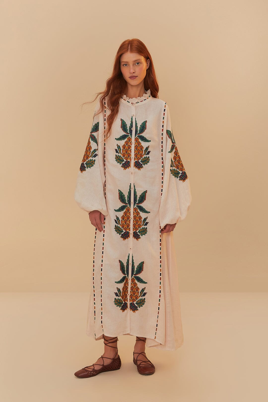 Vestido midi bordado de piña en punto de cruz rosa claro