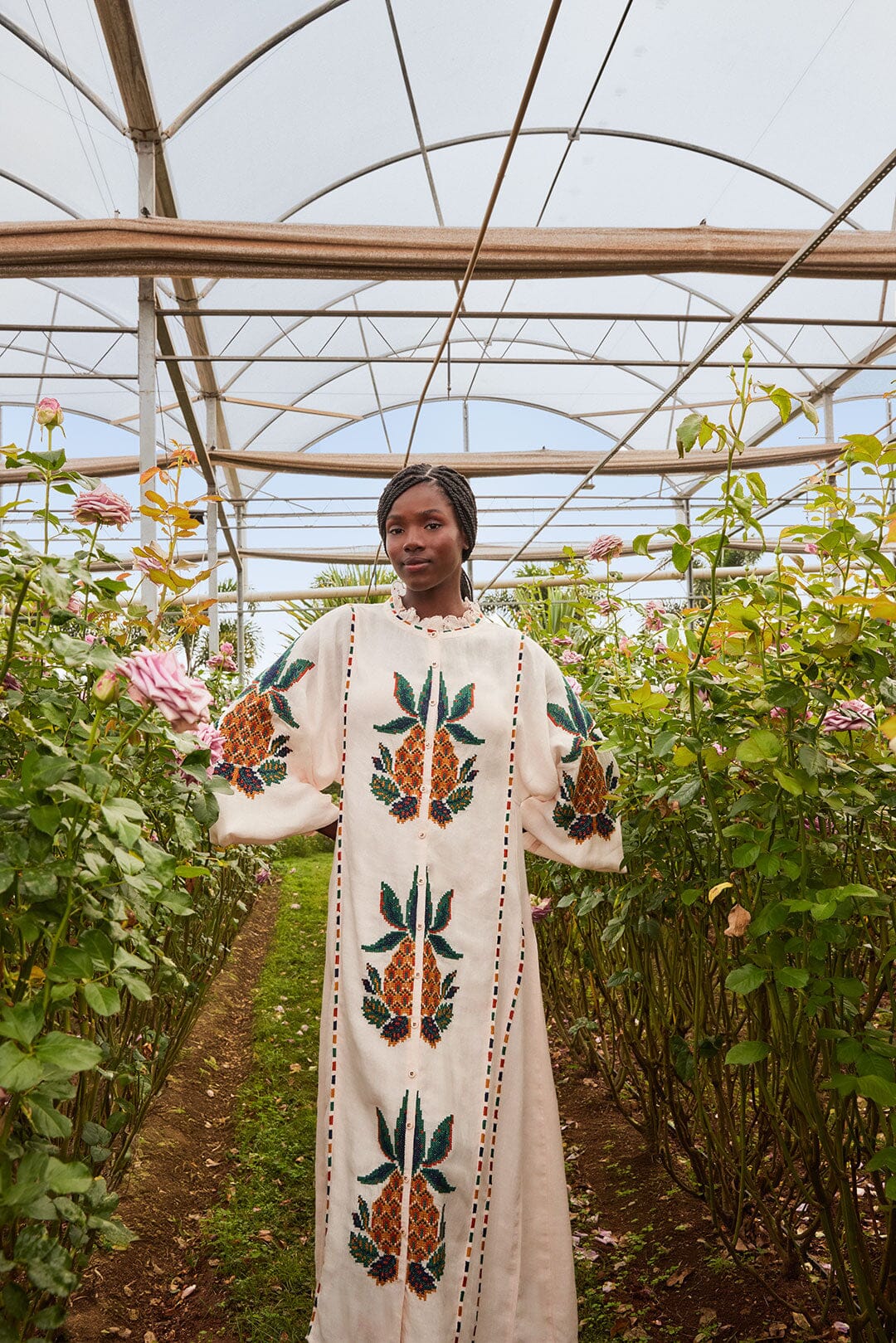 Vestido midi bordado de piña en punto de cruz rosa claro