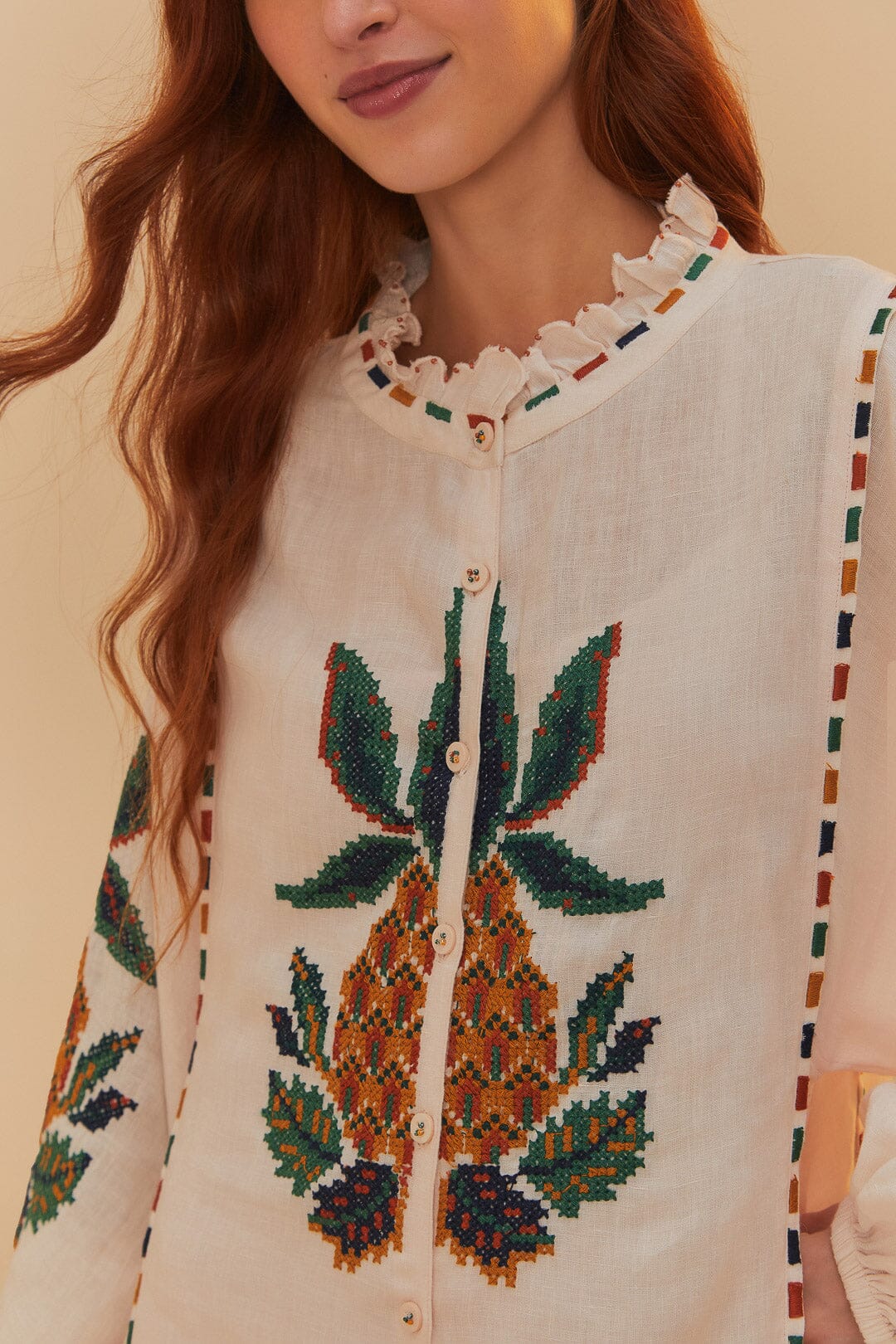 Vestido midi bordado de piña en punto de cruz rosa claro