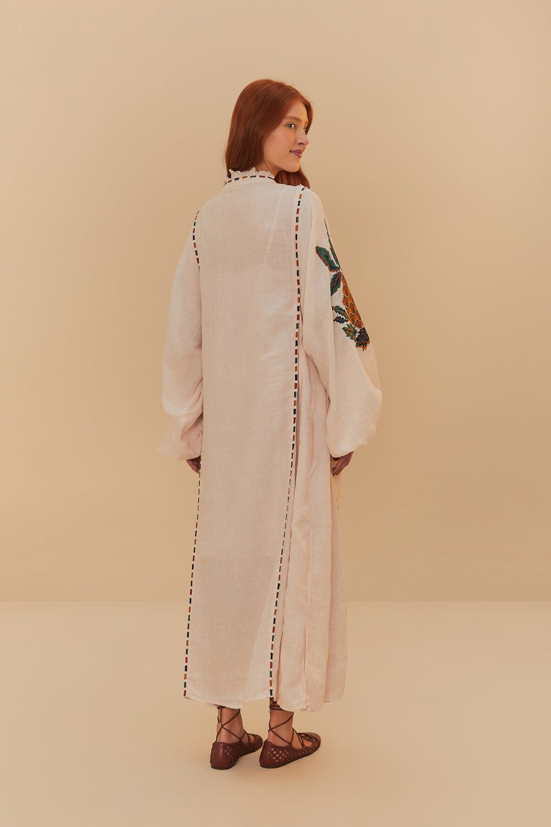 Vestido midi bordado de piña en punto de cruz rosa claro