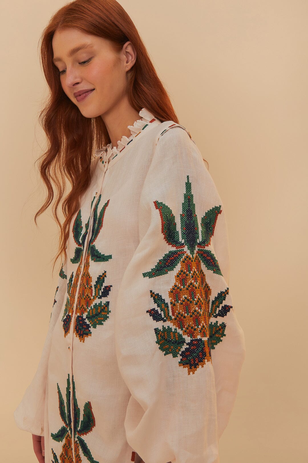 Vestido midi bordado de piña en punto de cruz rosa claro