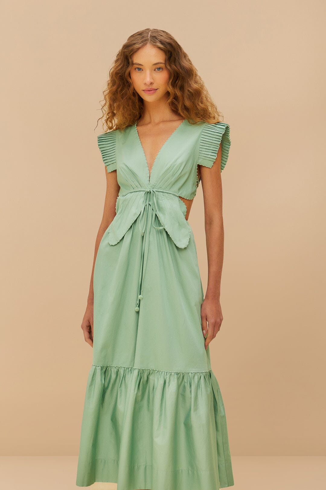 Vestido midi verde claro con corte de mariposa