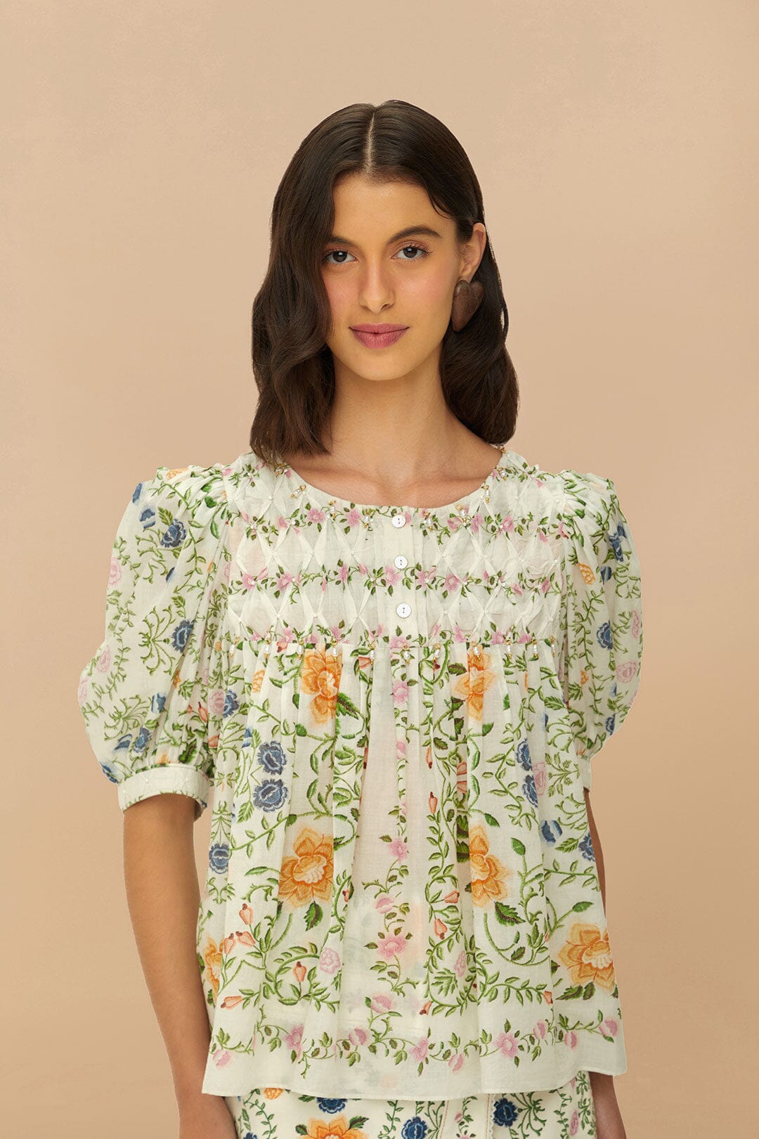 Folk Floral Off-White Cuello redondo Blusa de manga corta