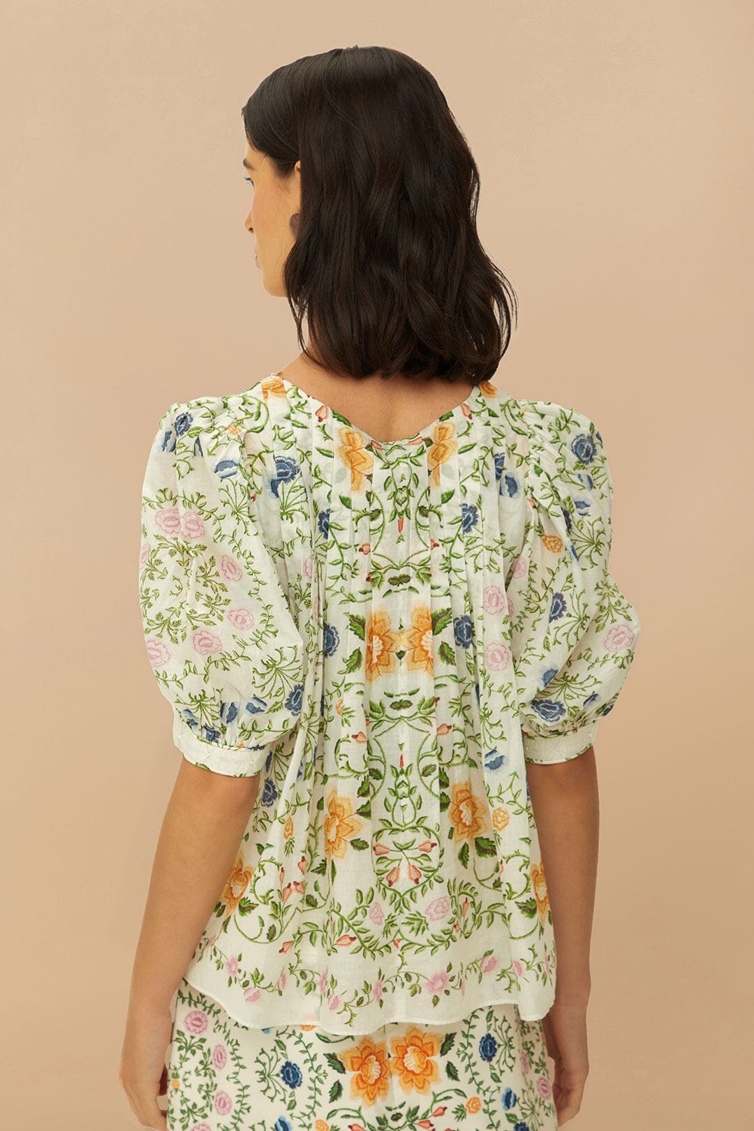 Folk Floral Off-White Cuello redondo Blusa de manga corta