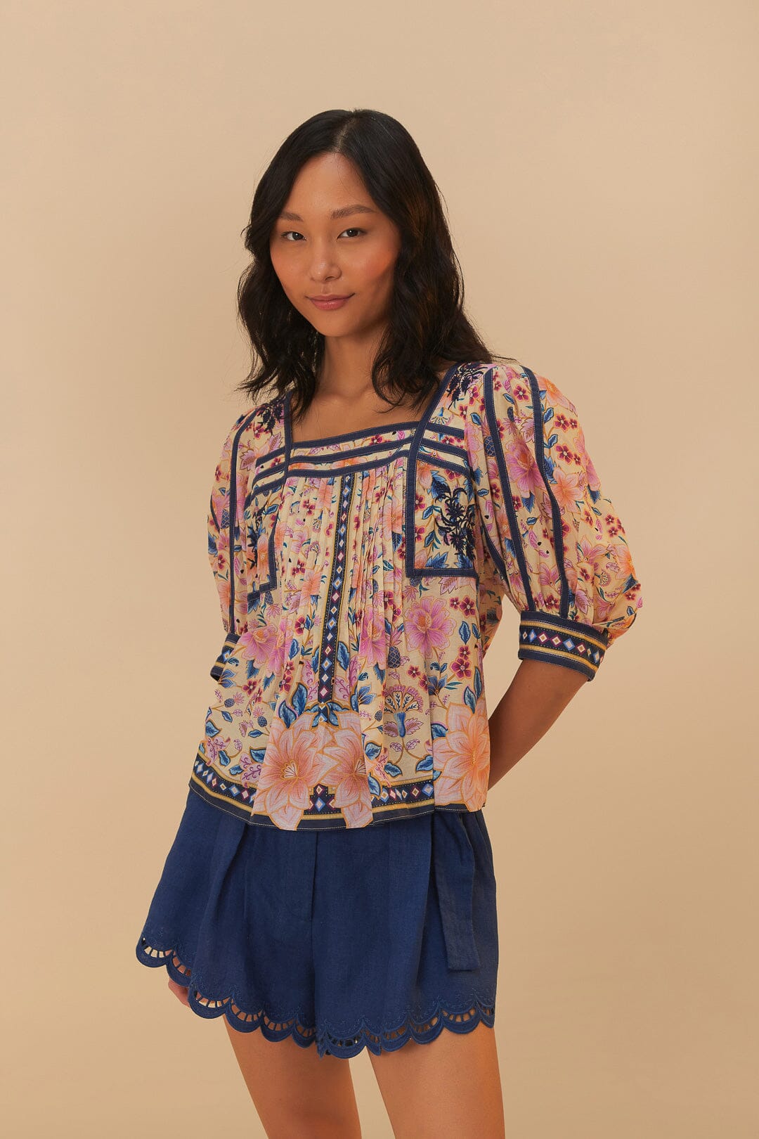 Blusa con mangas abullonadas y tapicería Superbloom crema