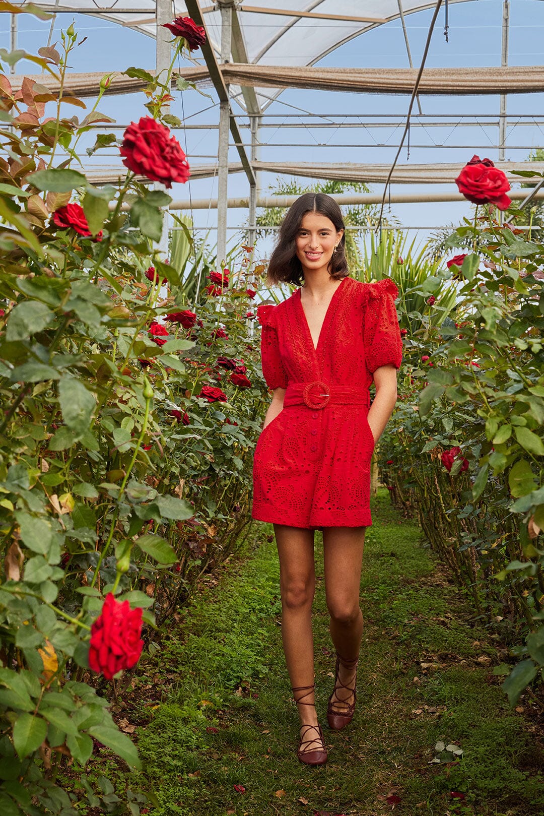 Vestido con cinturón de ojales rojos