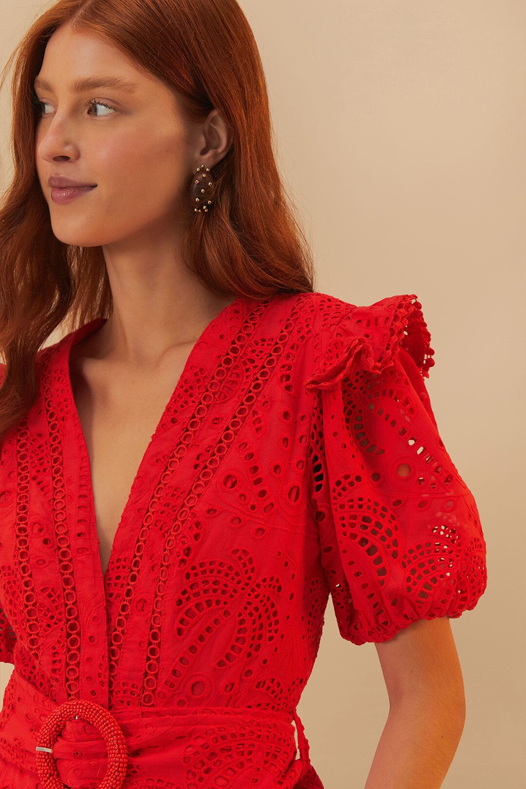 Vestido con cinturón de ojales rojos