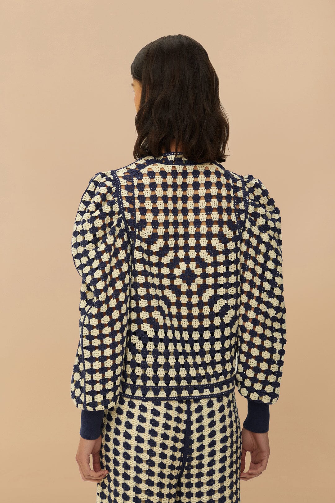 Cárdigan de ganchillo azul y blanco