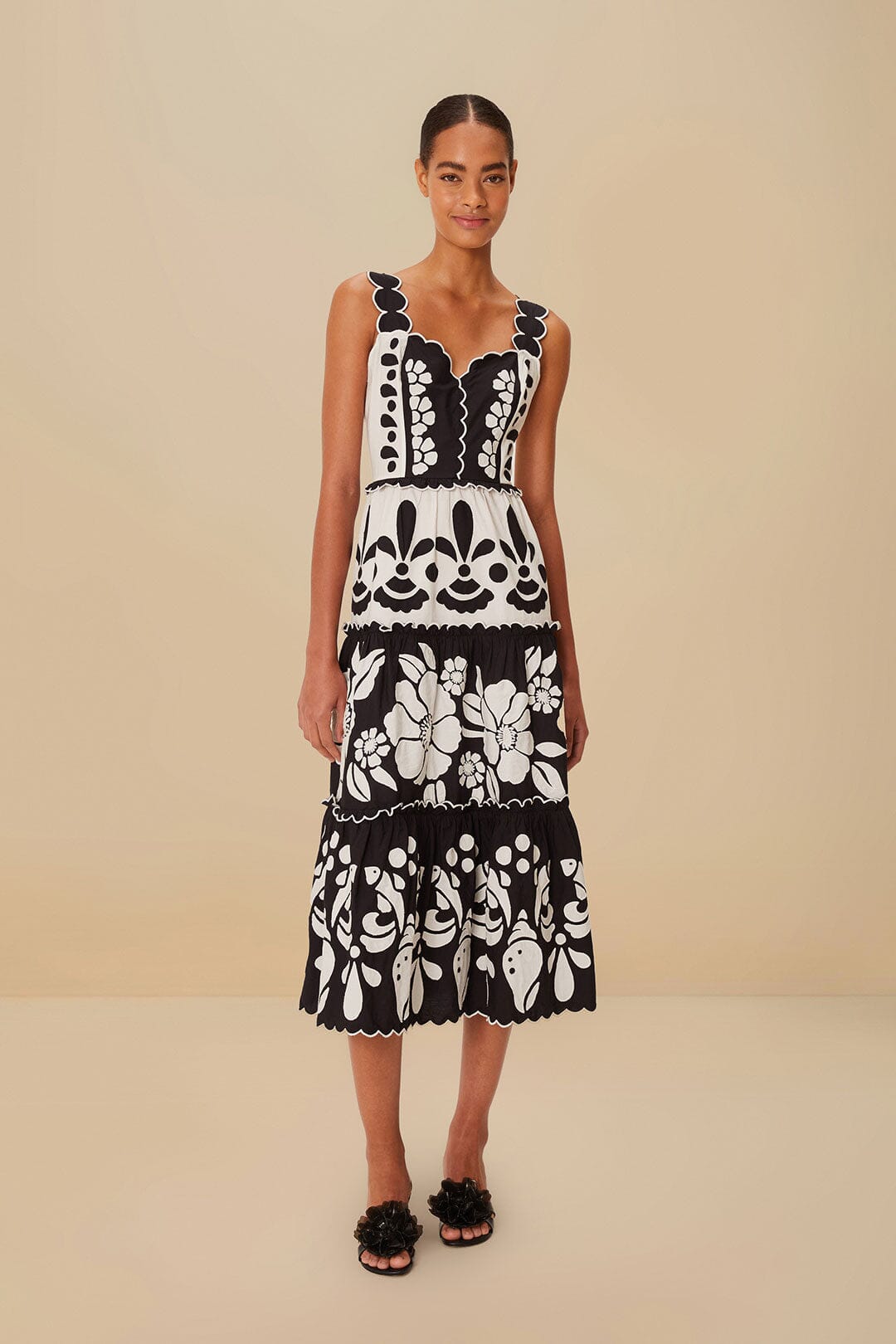 Vestido midi blanco y negro de algodón orgánico calado para el verano