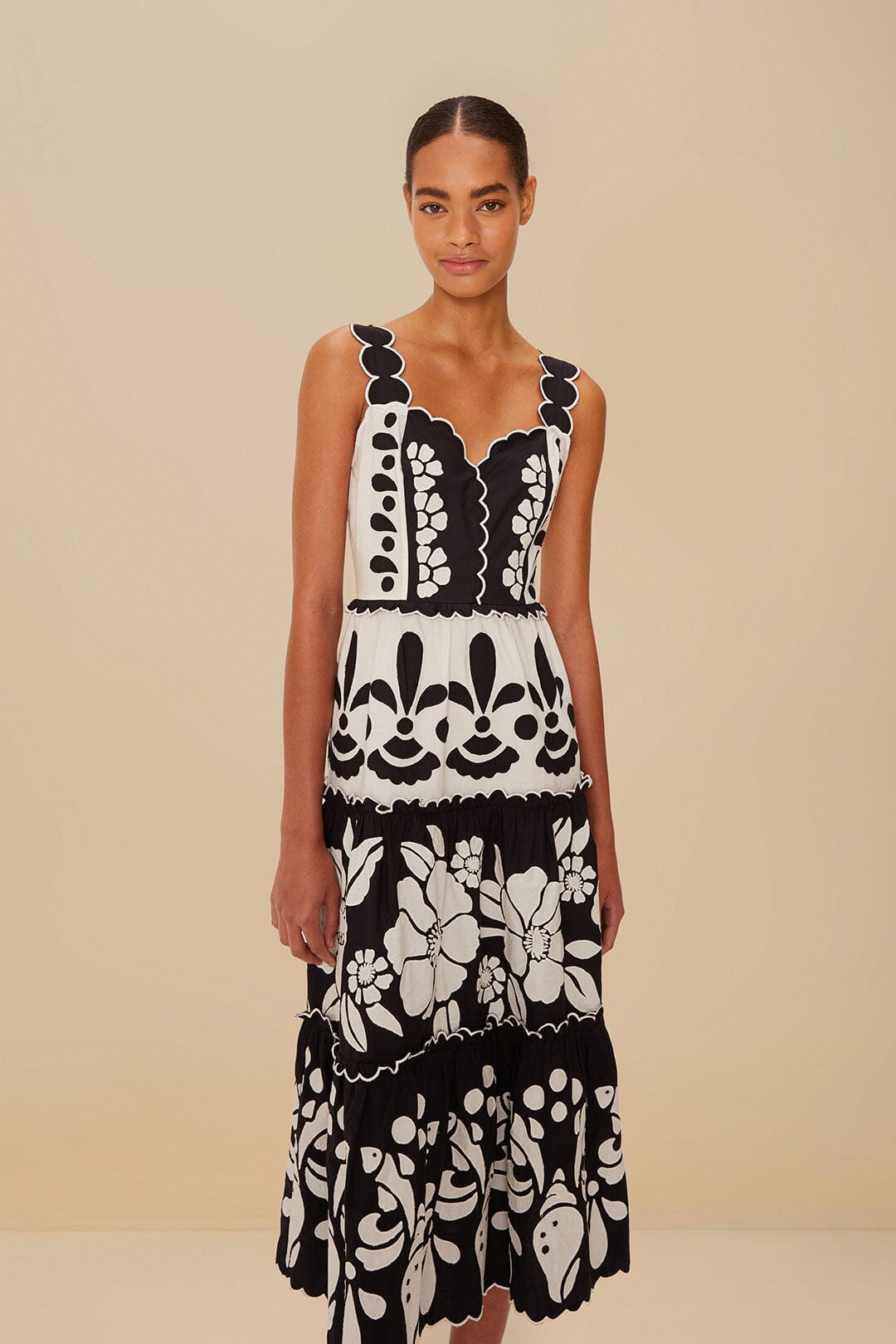 Vestido midi blanco y negro de algodón orgánico calado para el verano