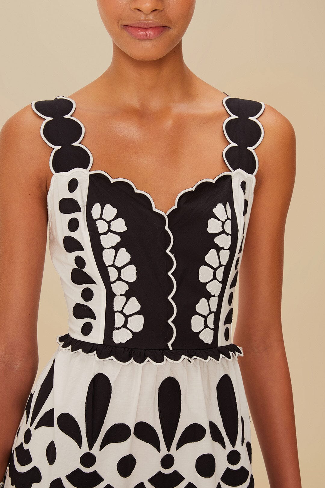 Vestido midi blanco y negro de algodón orgánico calado para el verano