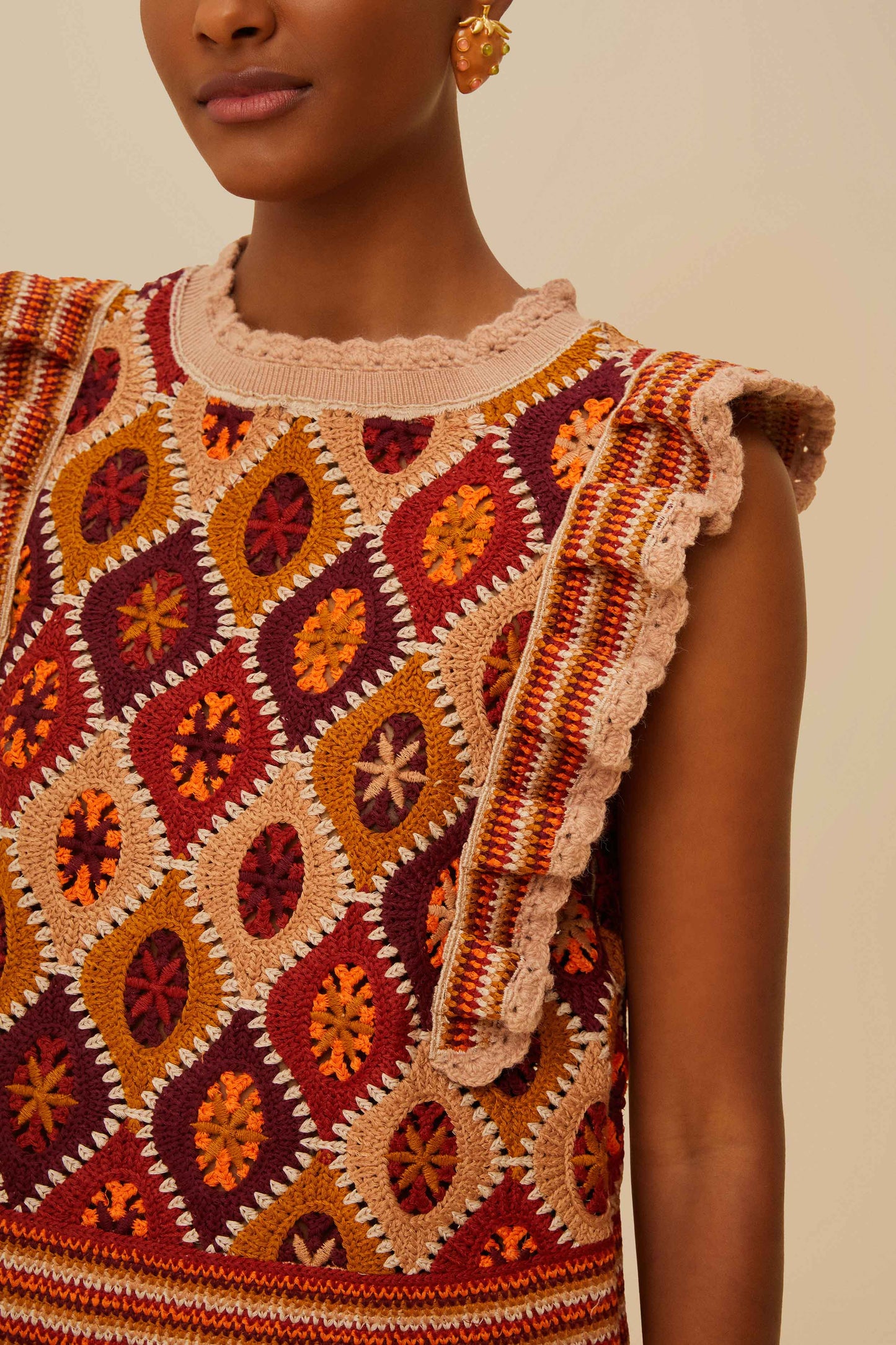 Chaleco de crochet con volantes multicolor