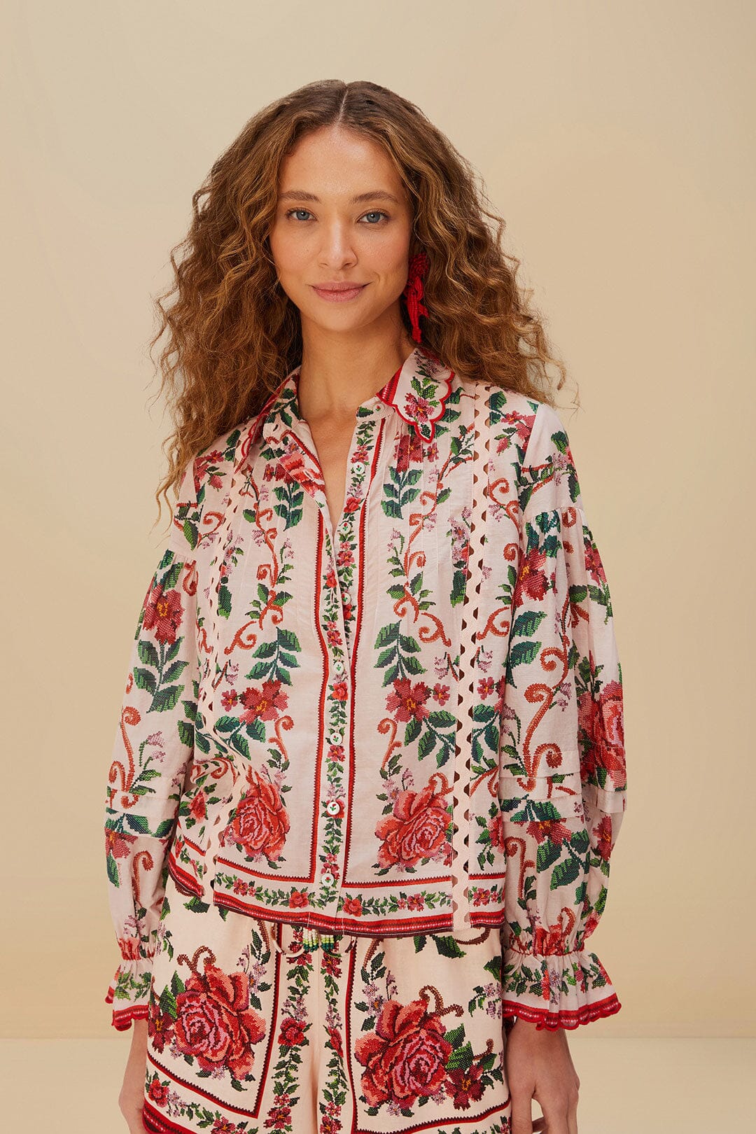 Camisa rosa con estampado floral