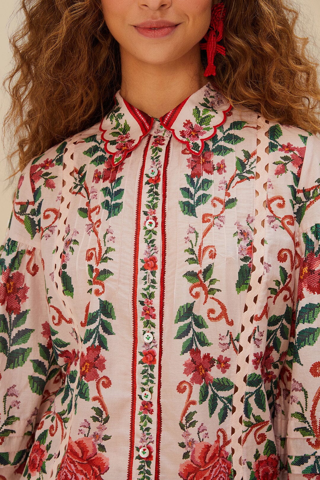 Camisa rosa con estampado floral