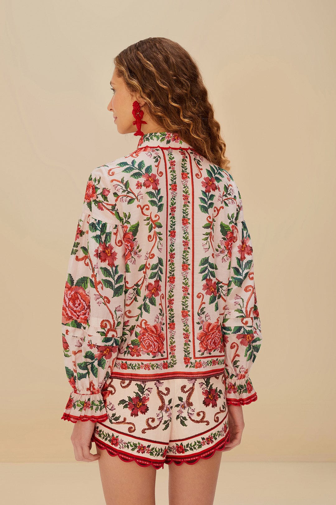 Camisa rosa con estampado floral