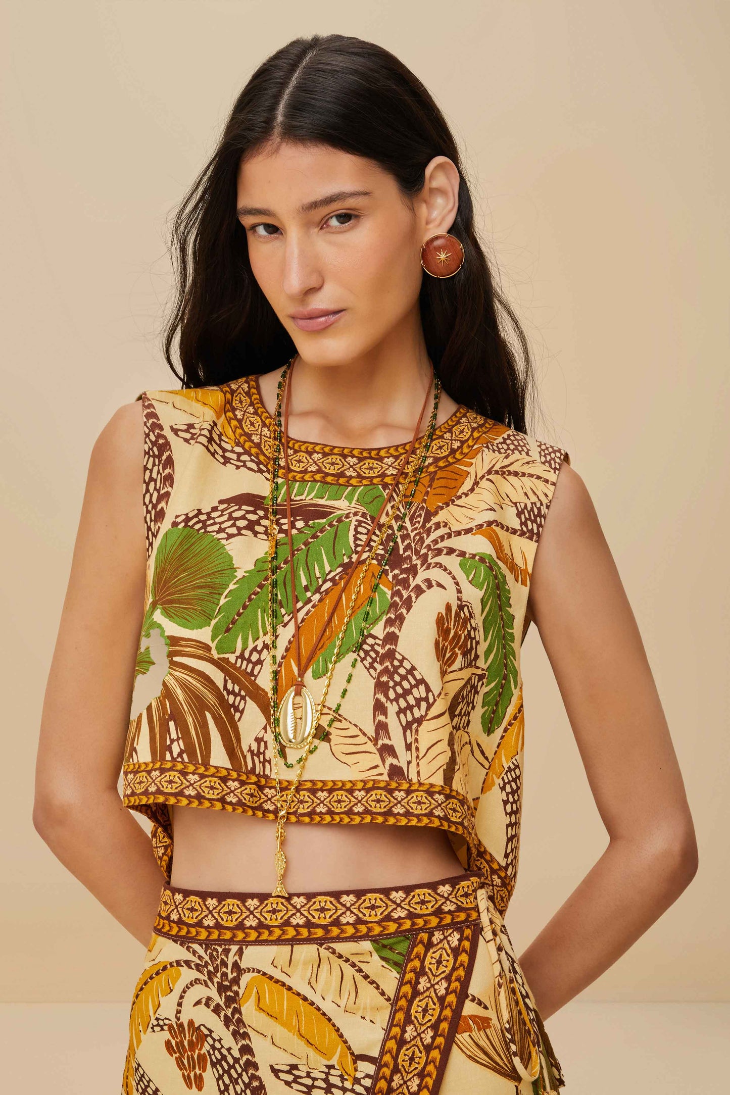 Blusa con estampado de hojas en color arena