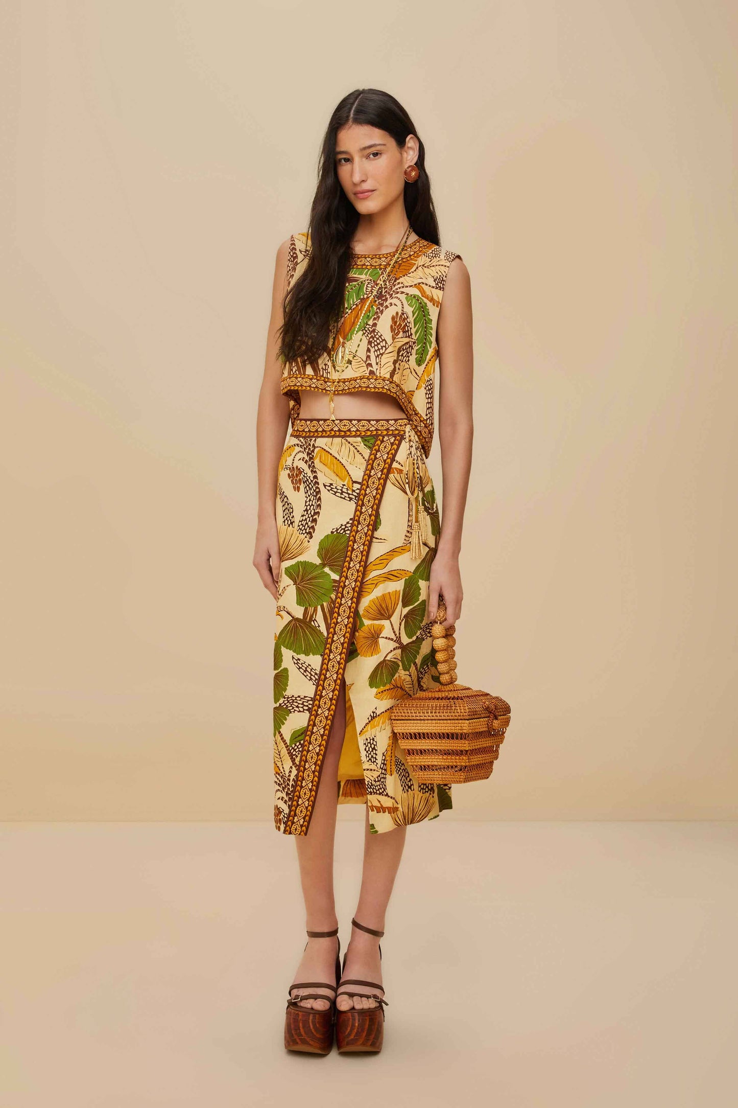 Blusa con estampado de hojas en color arena