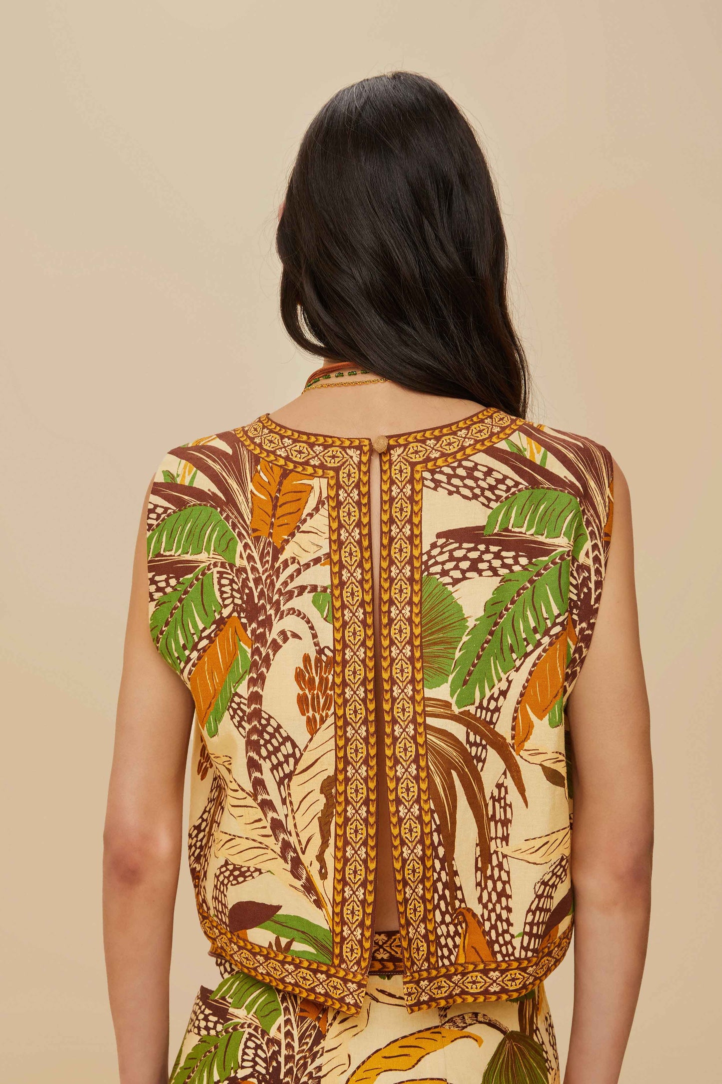 Blusa con estampado de hojas en color arena