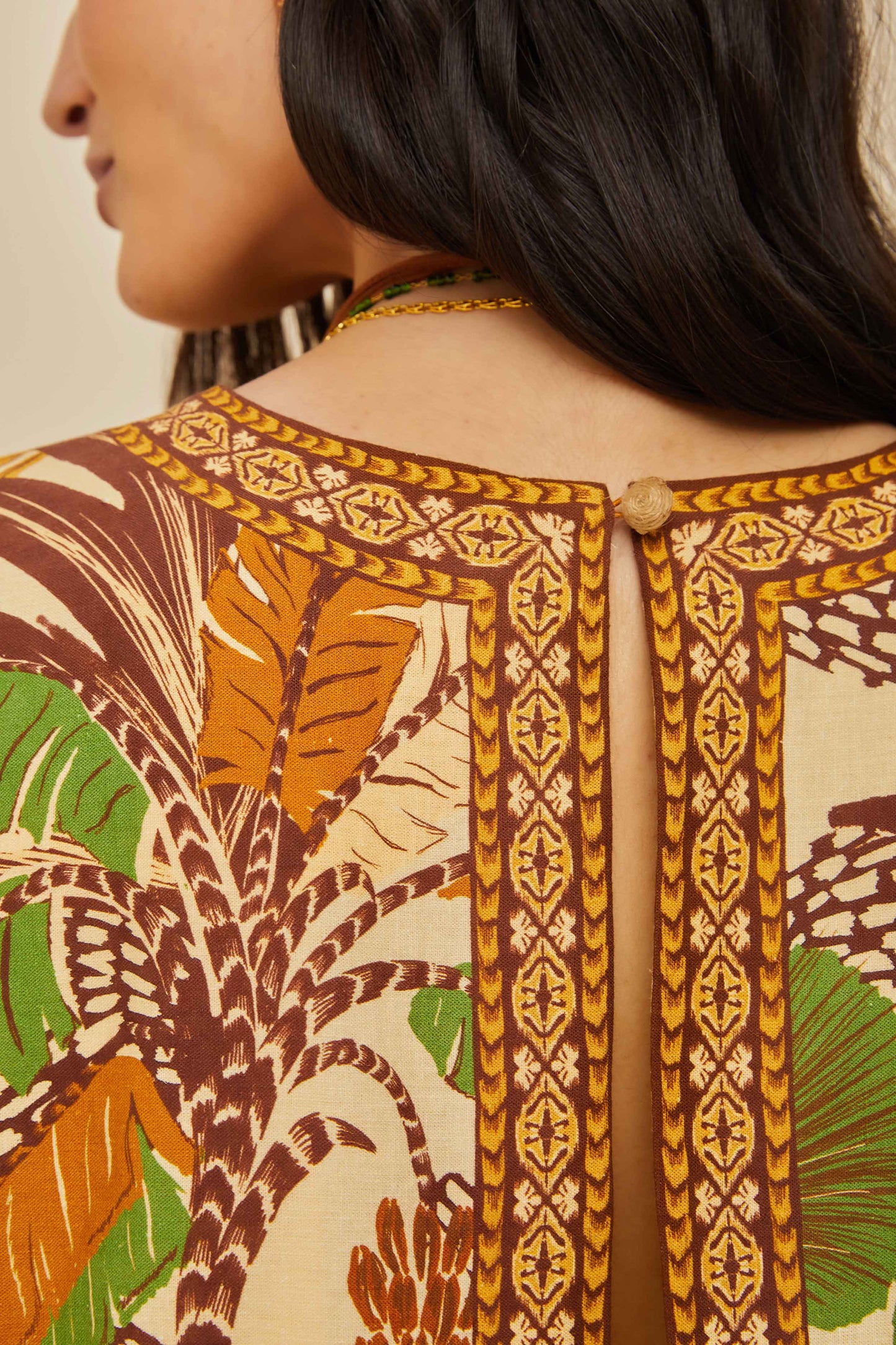 Blusa con estampado de hojas en color arena