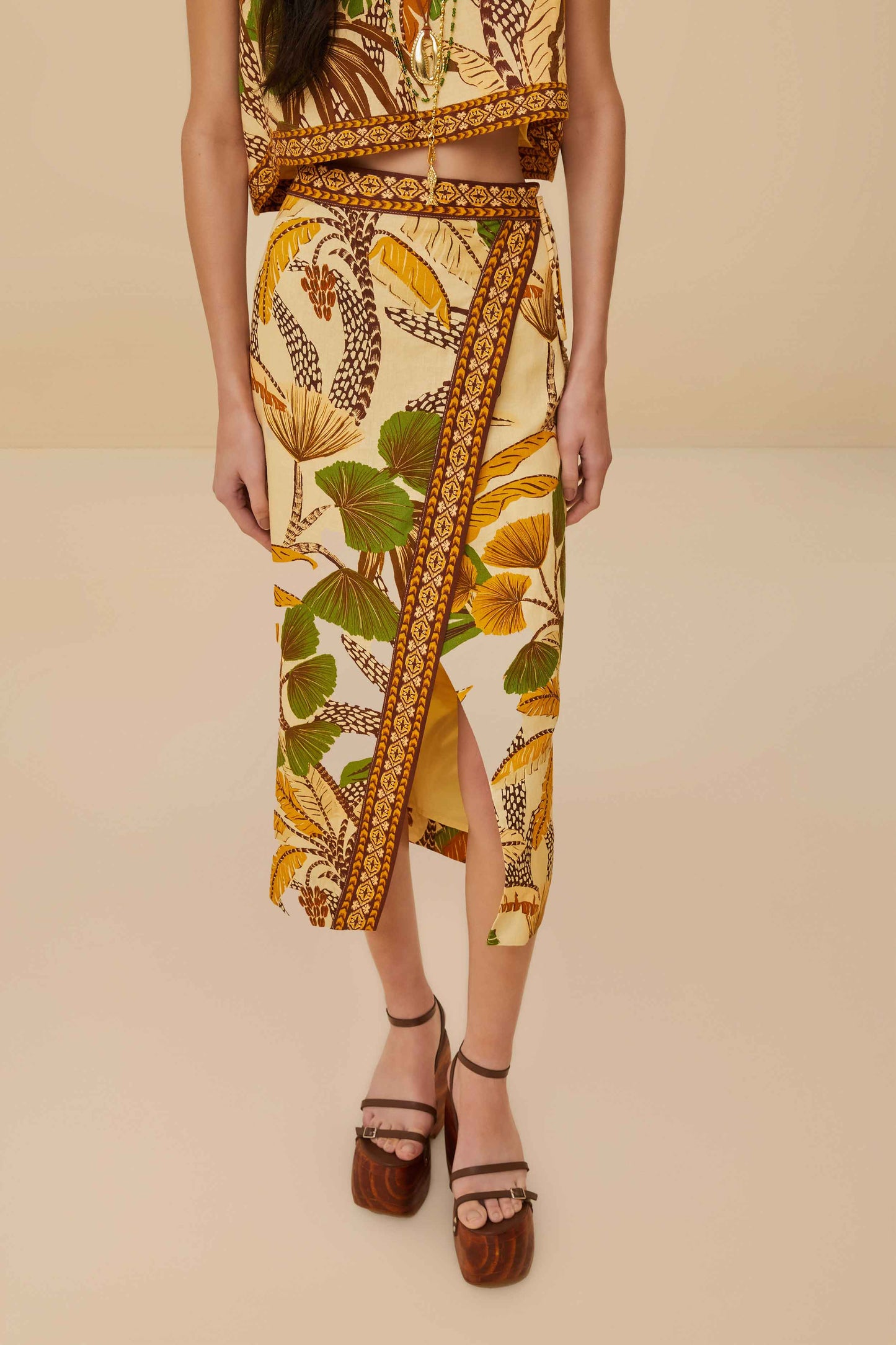 Falda midi con estampado de hojas en color arena