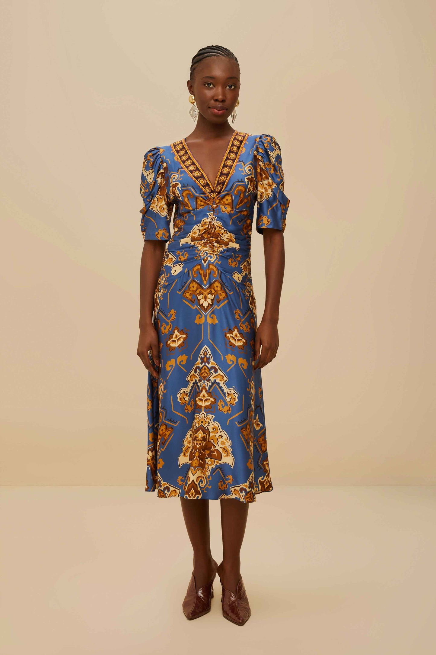 Vestido midi con adornos florales azules