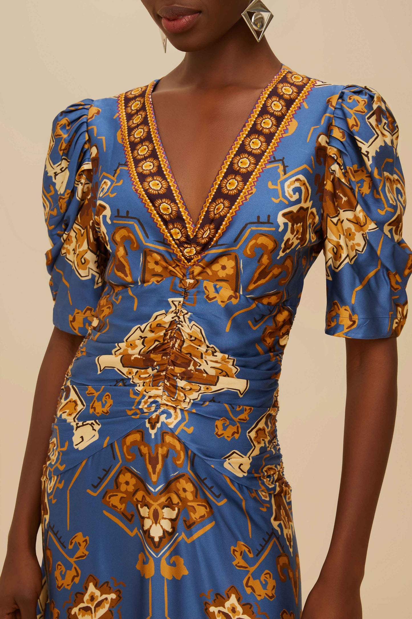 Vestido midi con adornos florales azules