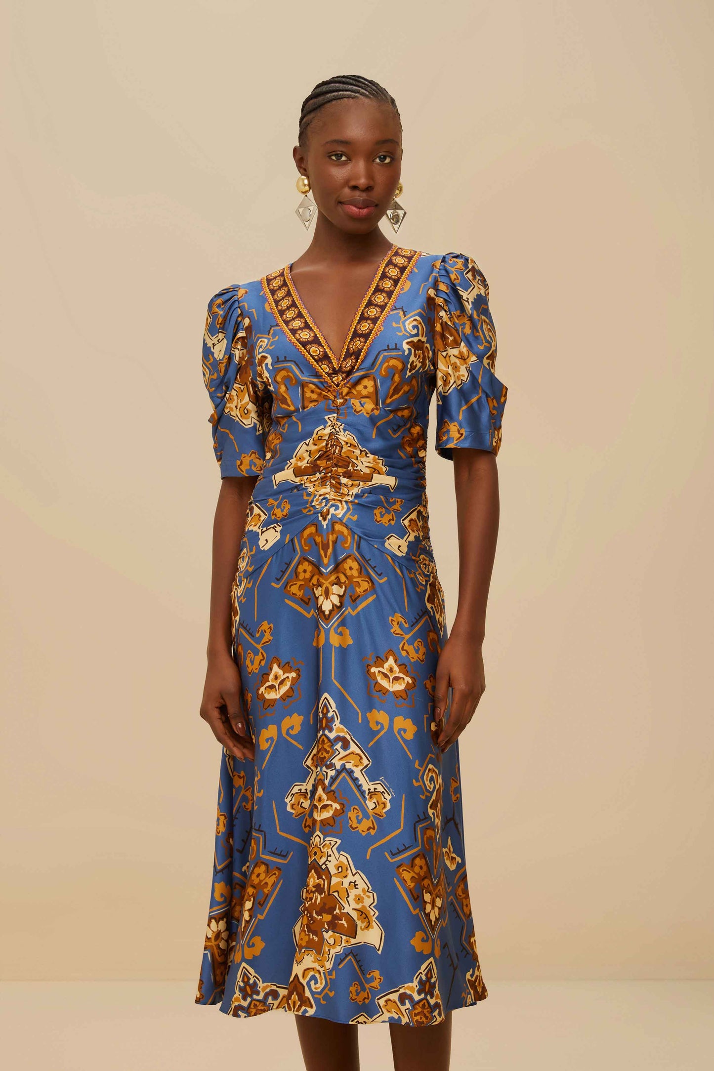 Vestido midi con adornos florales azules