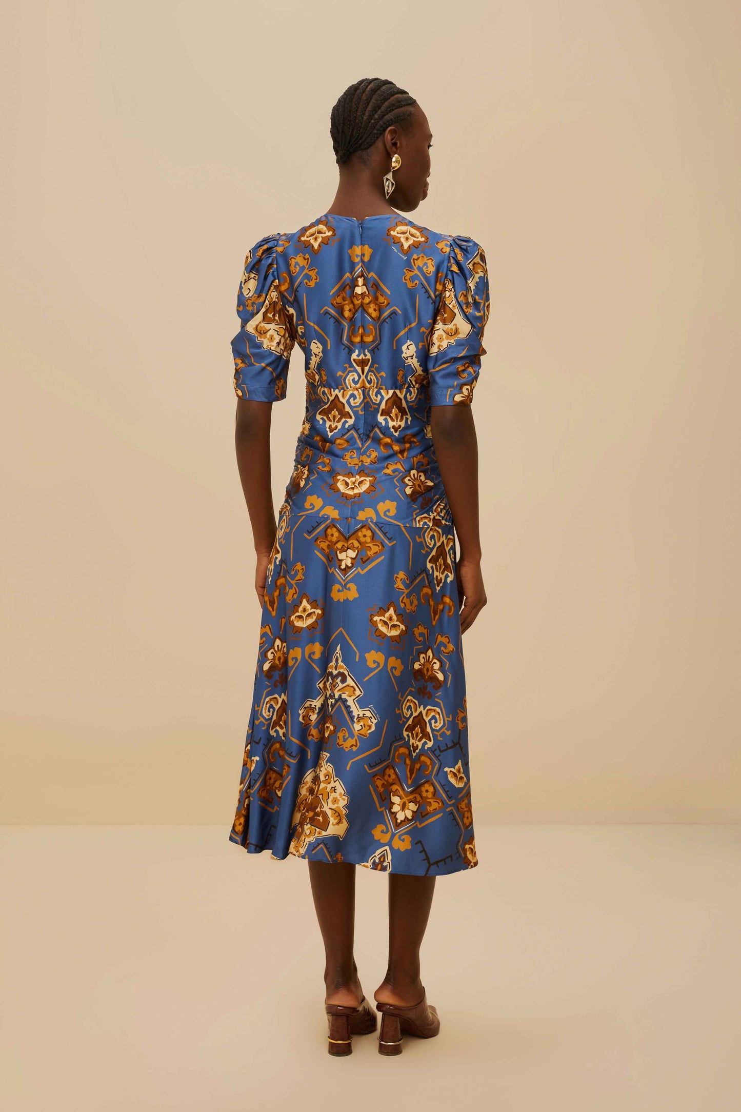 Vestido midi con adornos florales azules