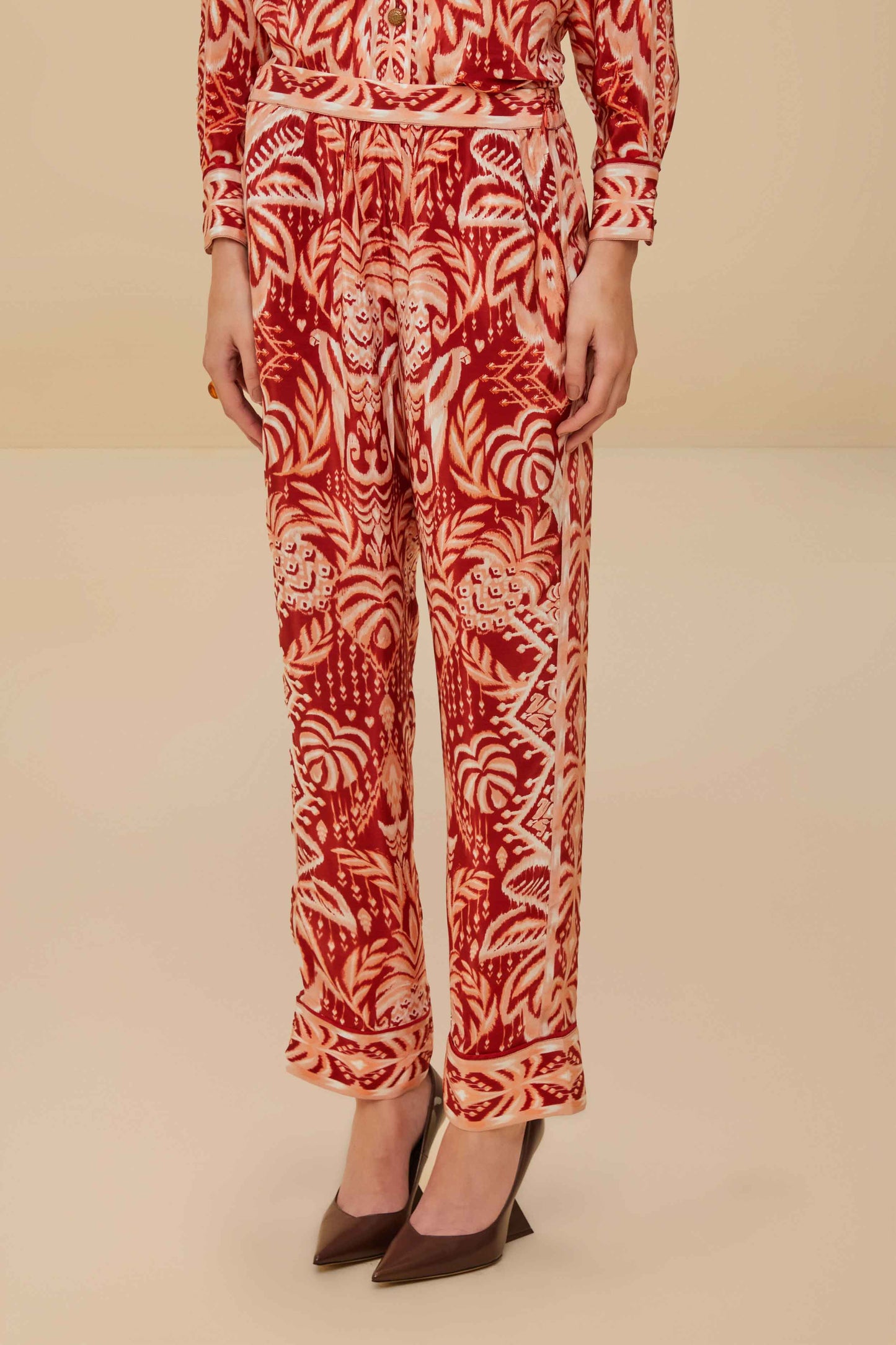 Pantalones de pijama rojos con estampado tropical