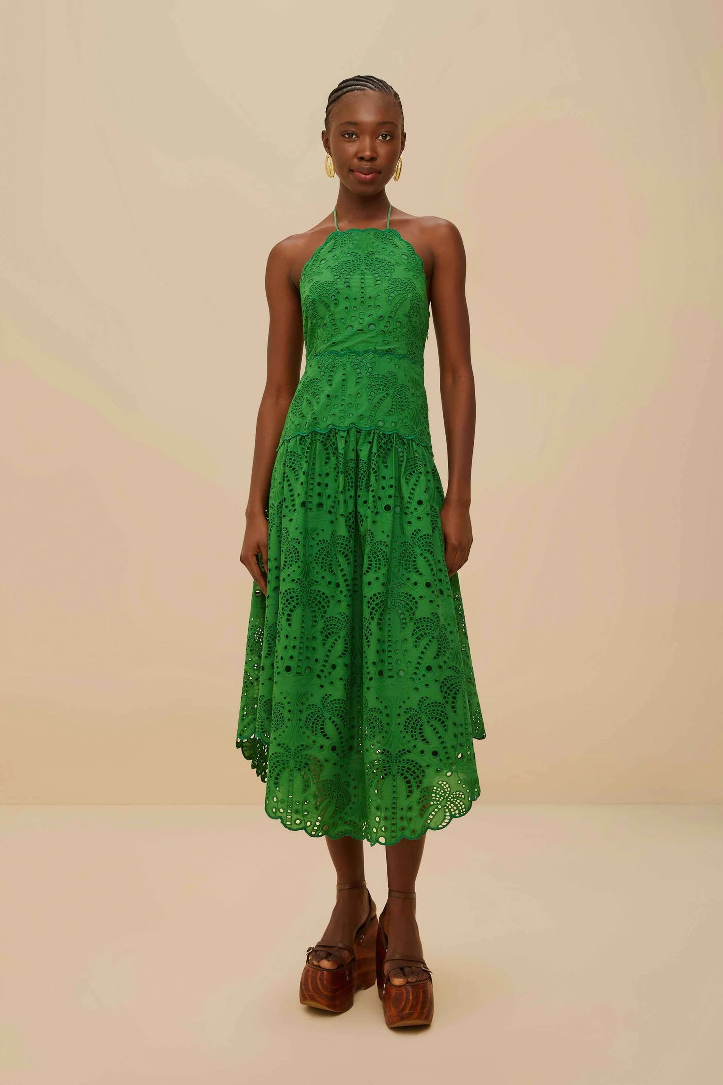 Vestido midi verde de palmeras con cuello halter y ojales