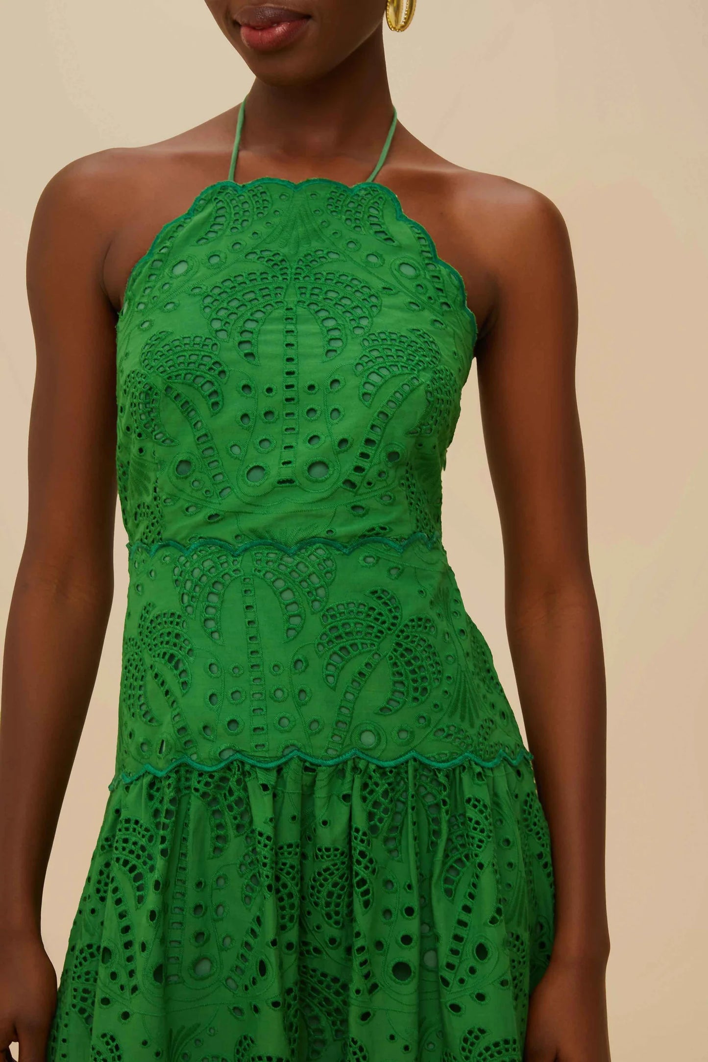 Vestido midi verde de palmeras con cuello halter y ojales