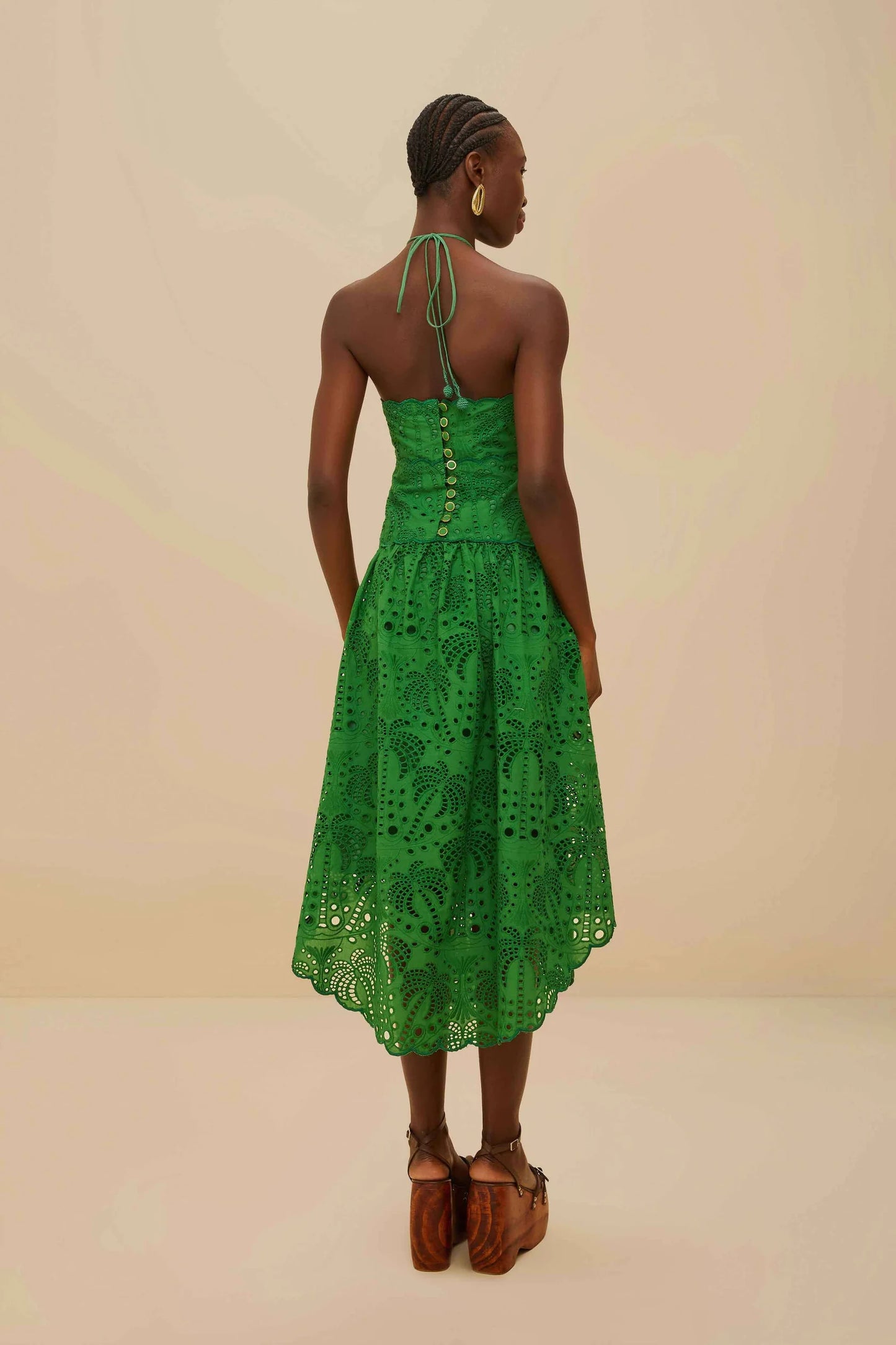 Vestido midi verde de palmeras con cuello halter y ojales