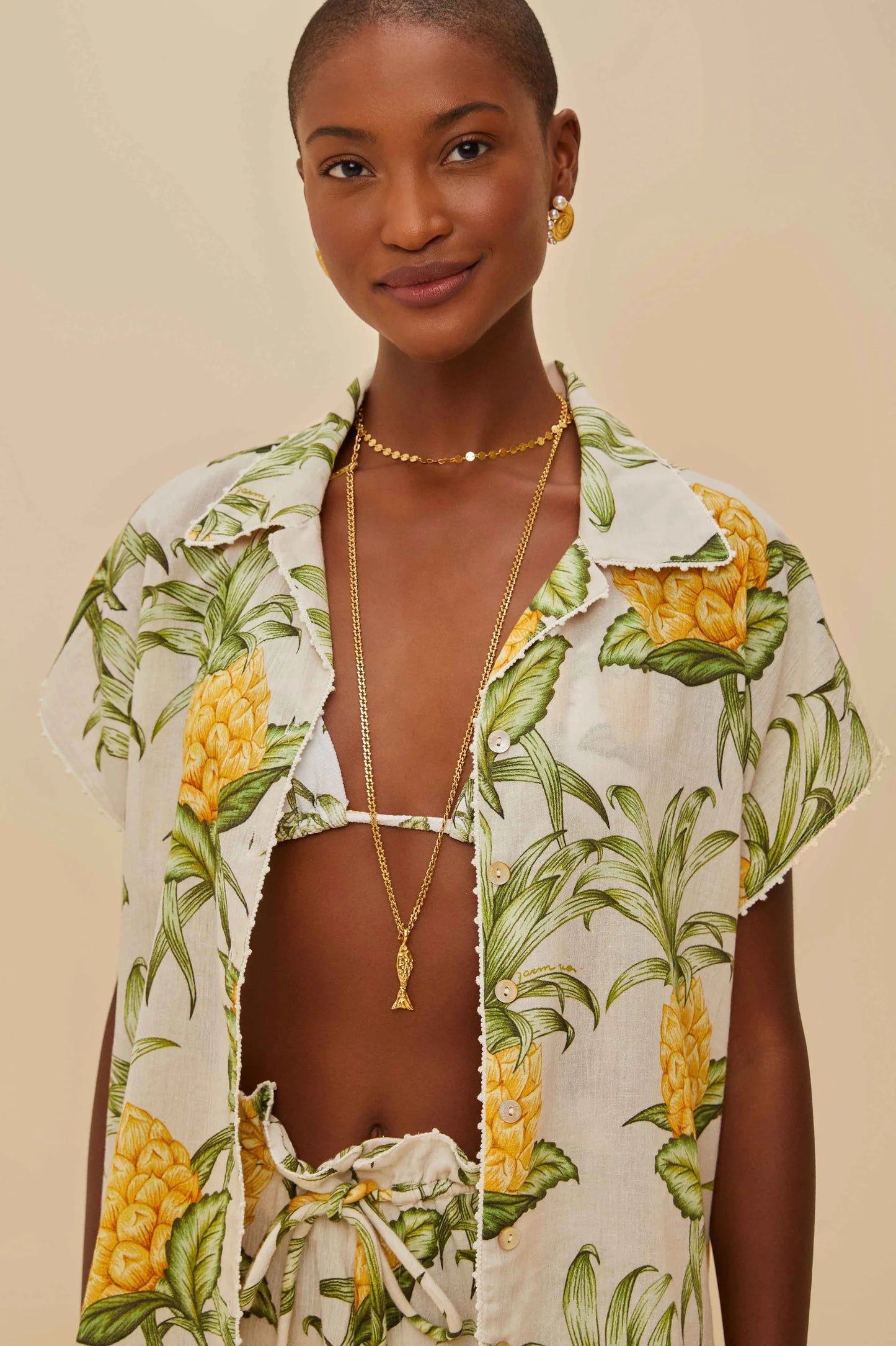 Camisa con una delicada piña en color hueso