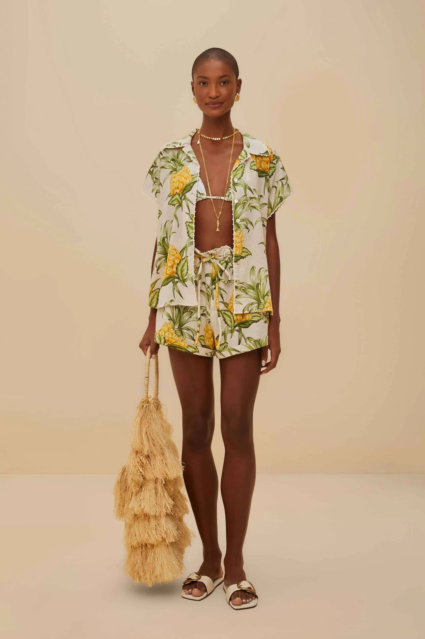 Camisa con una delicada piña en color hueso