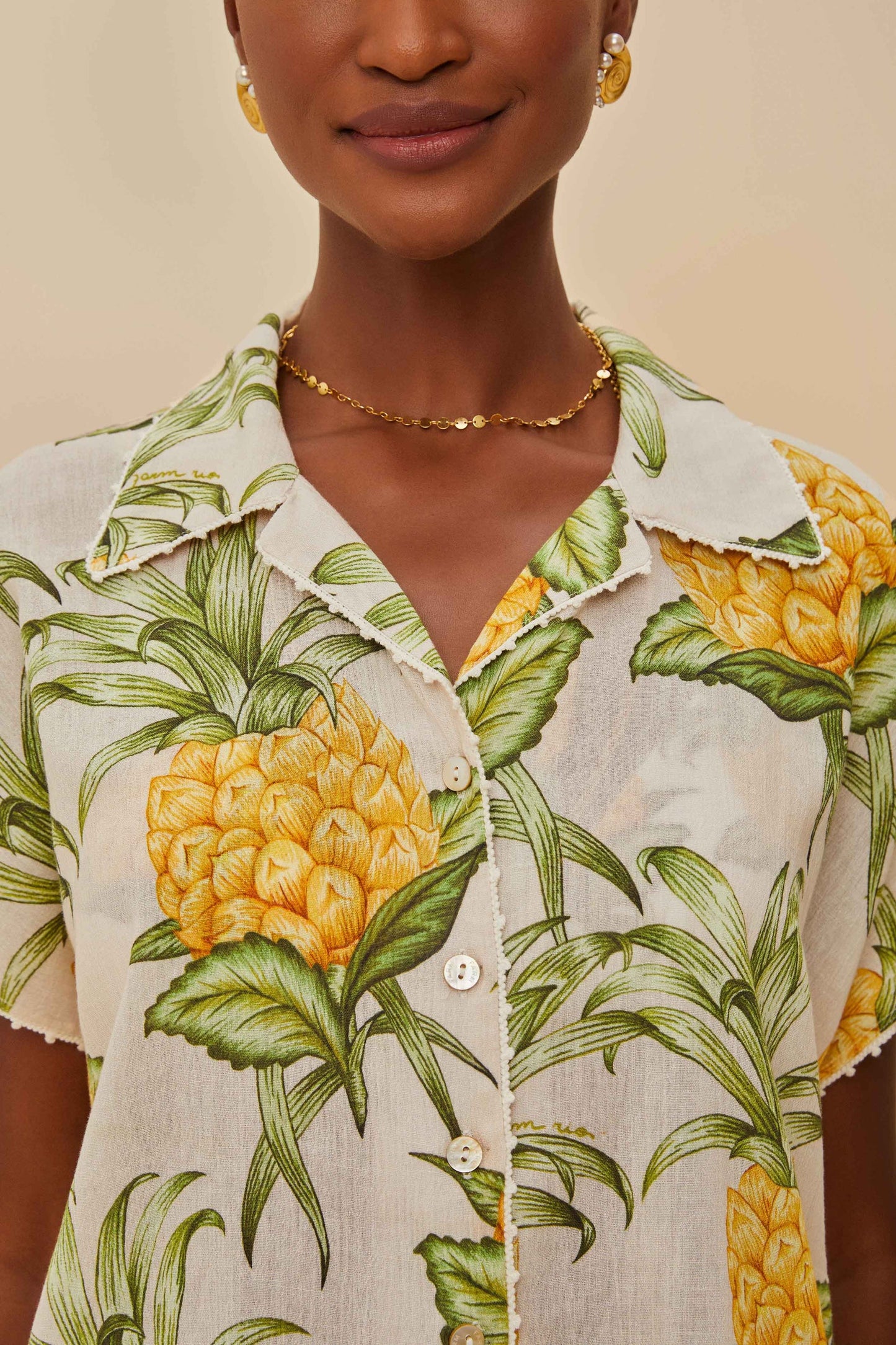 Camisa con una delicada piña en color hueso