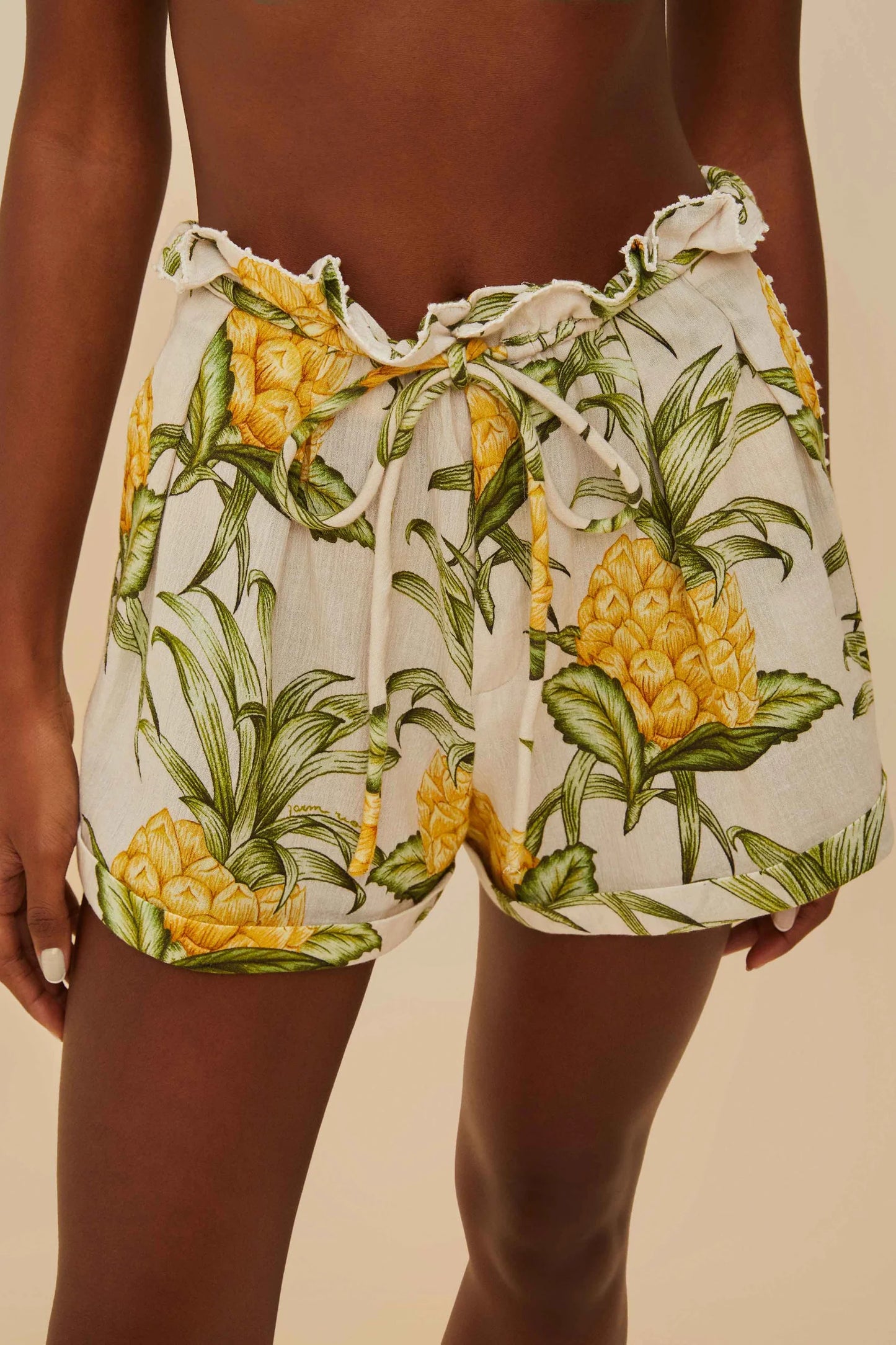 Pantalón corto con piña de color hueso