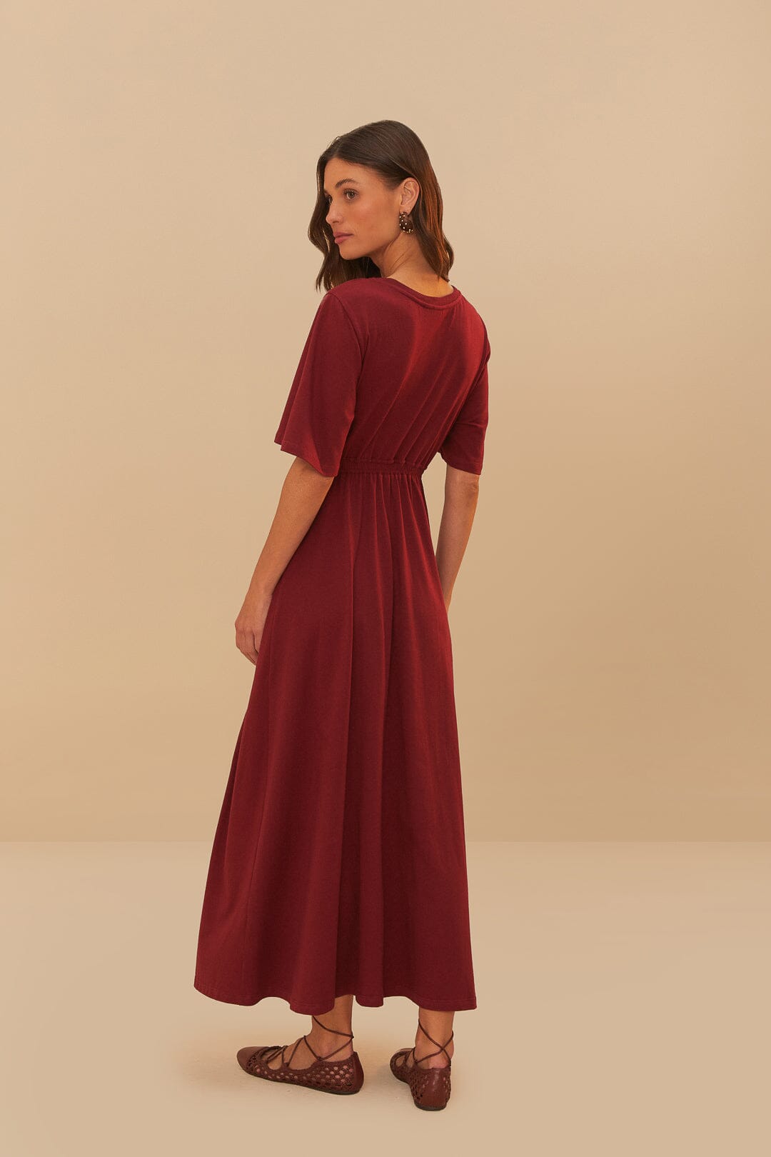 Vestido rojo de manga corta con corte midi