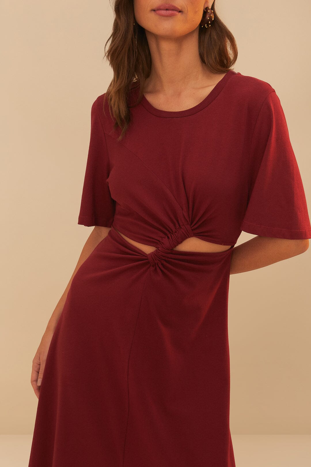 Vestido rojo de manga corta con corte midi