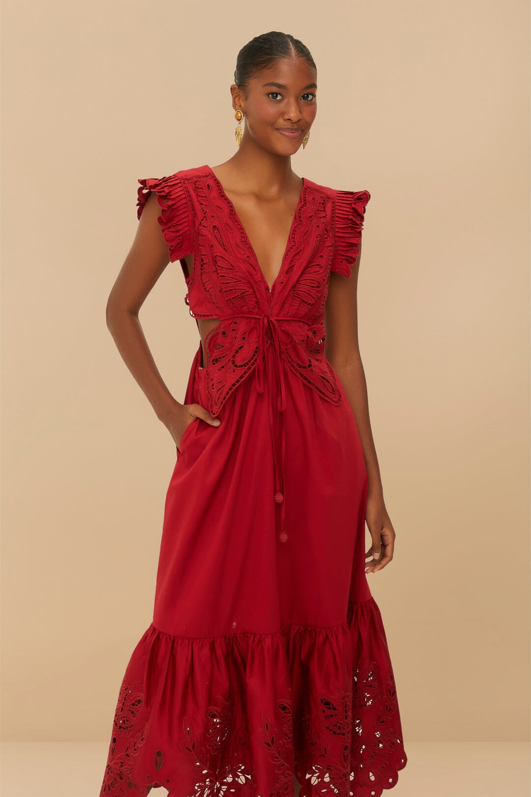 Vestido midi rojo con corte de mariposa