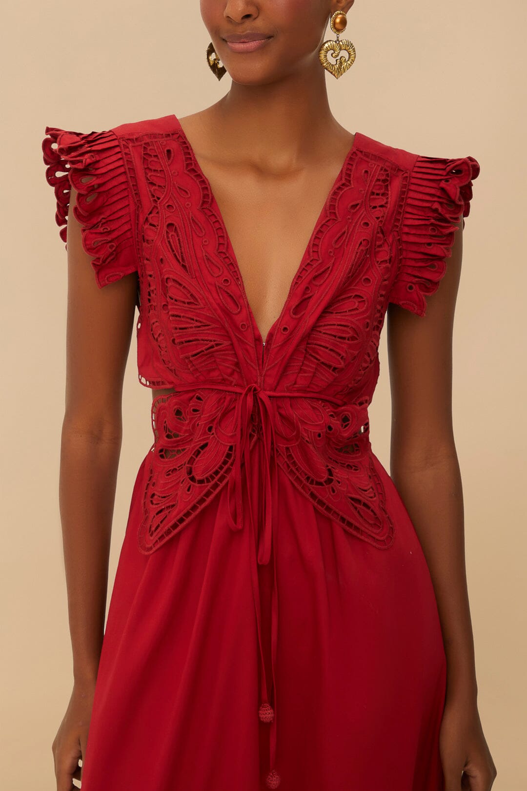 Vestido midi rojo con corte de mariposa