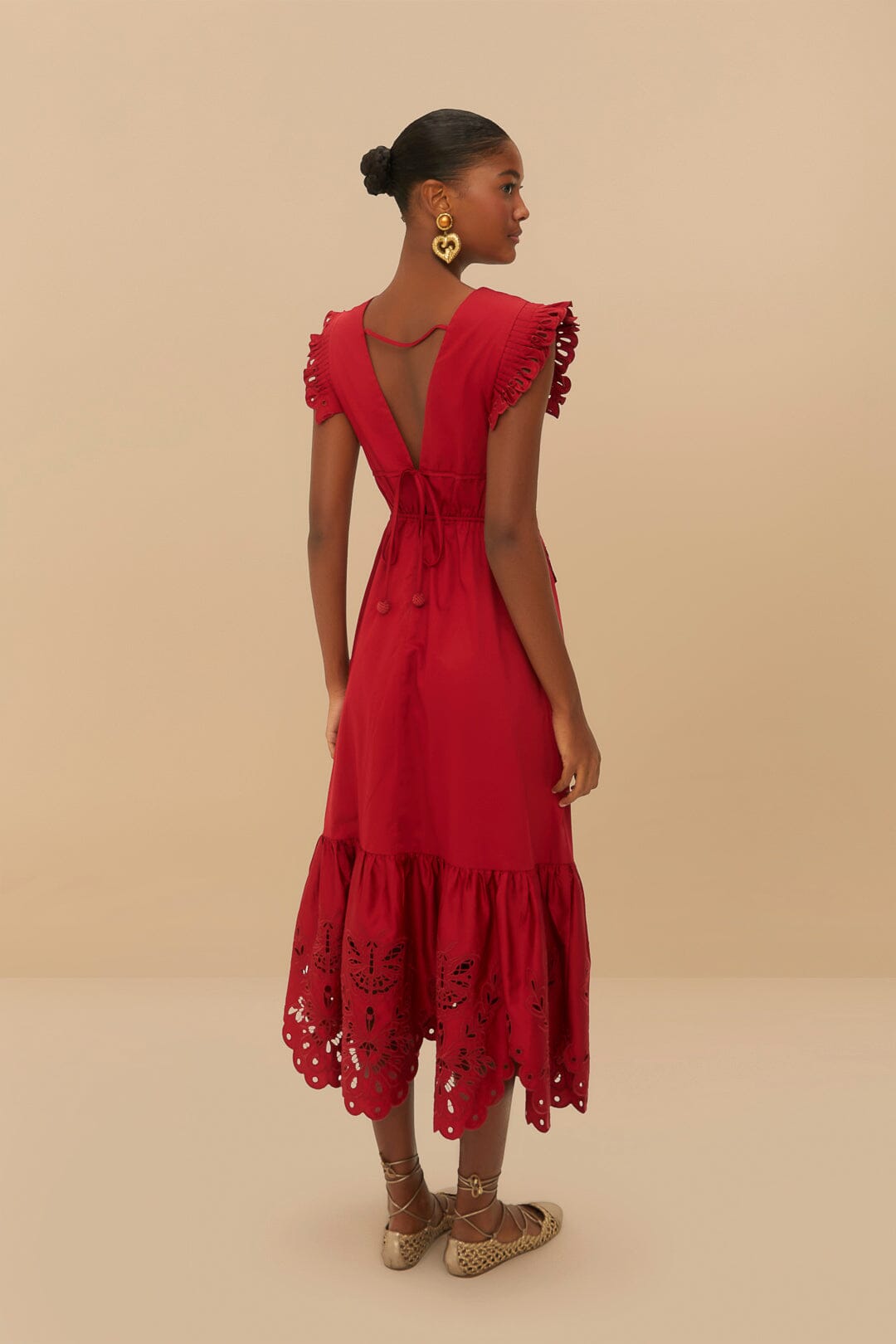 Vestido midi rojo con corte de mariposa