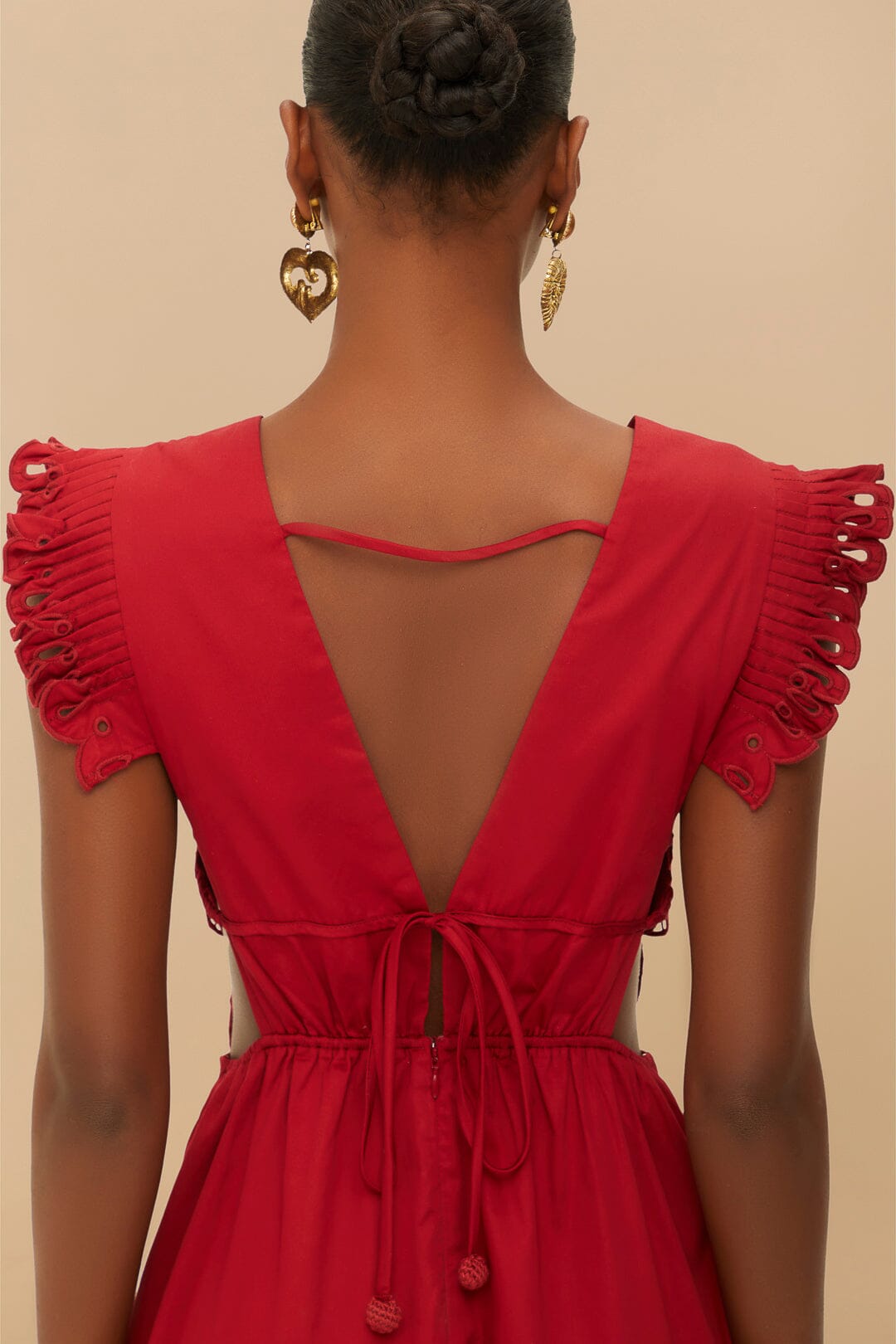 Vestido midi rojo con corte de mariposa