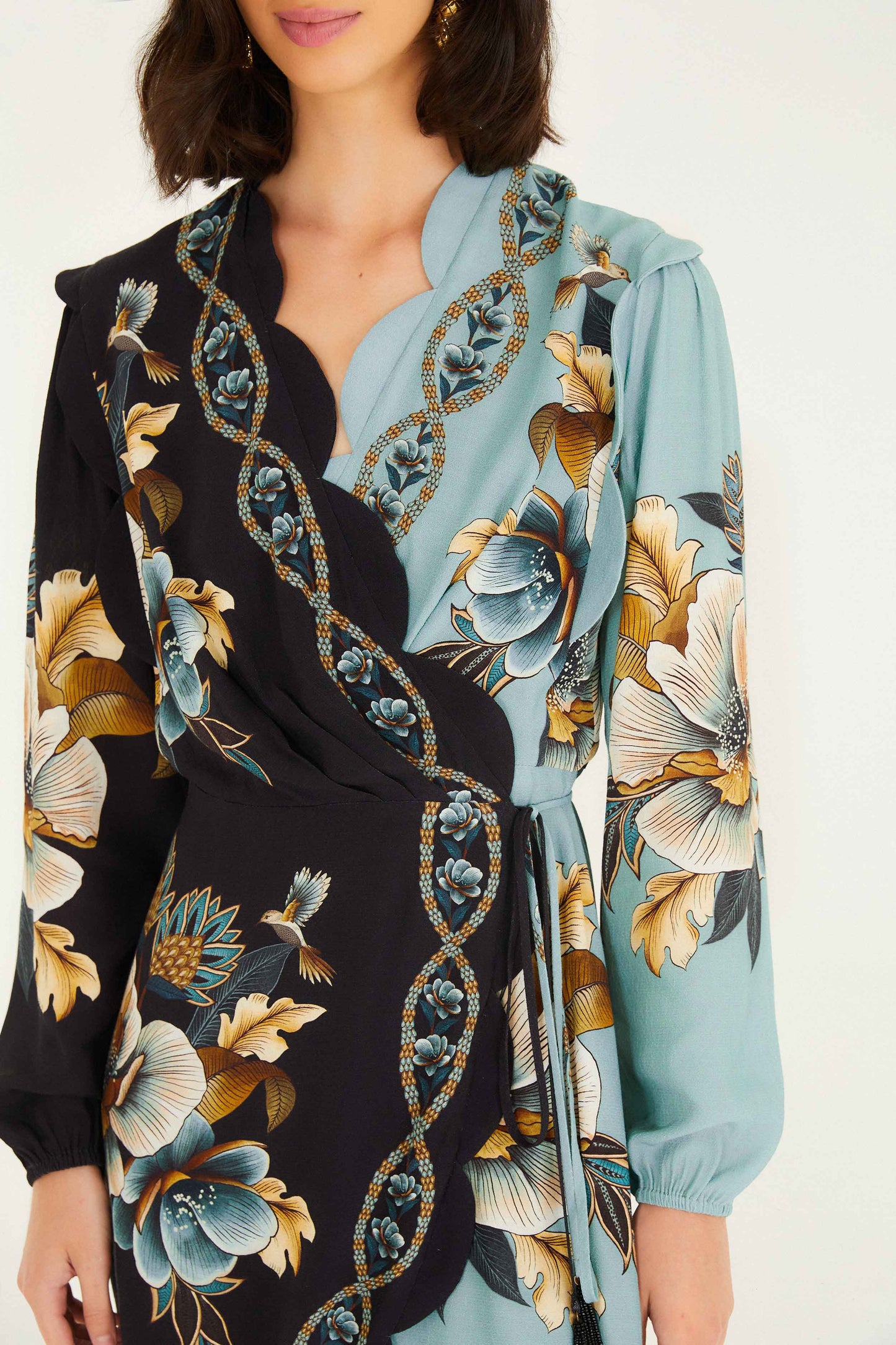 Mini vestido mixto ondulado con estampado de serpiente