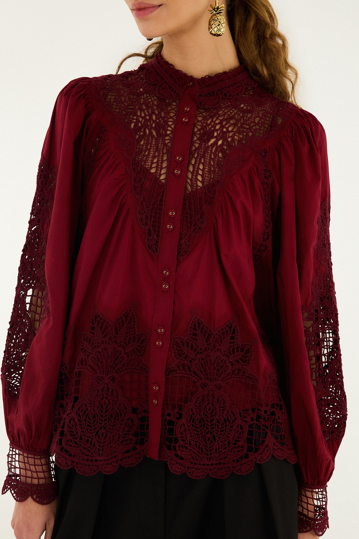 blusa de guipur de jardín de frutos rojos