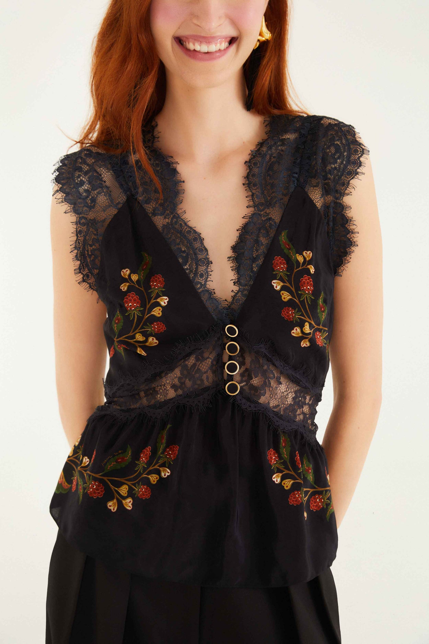 Blusa de encaje sin mangas Black Berry Garden