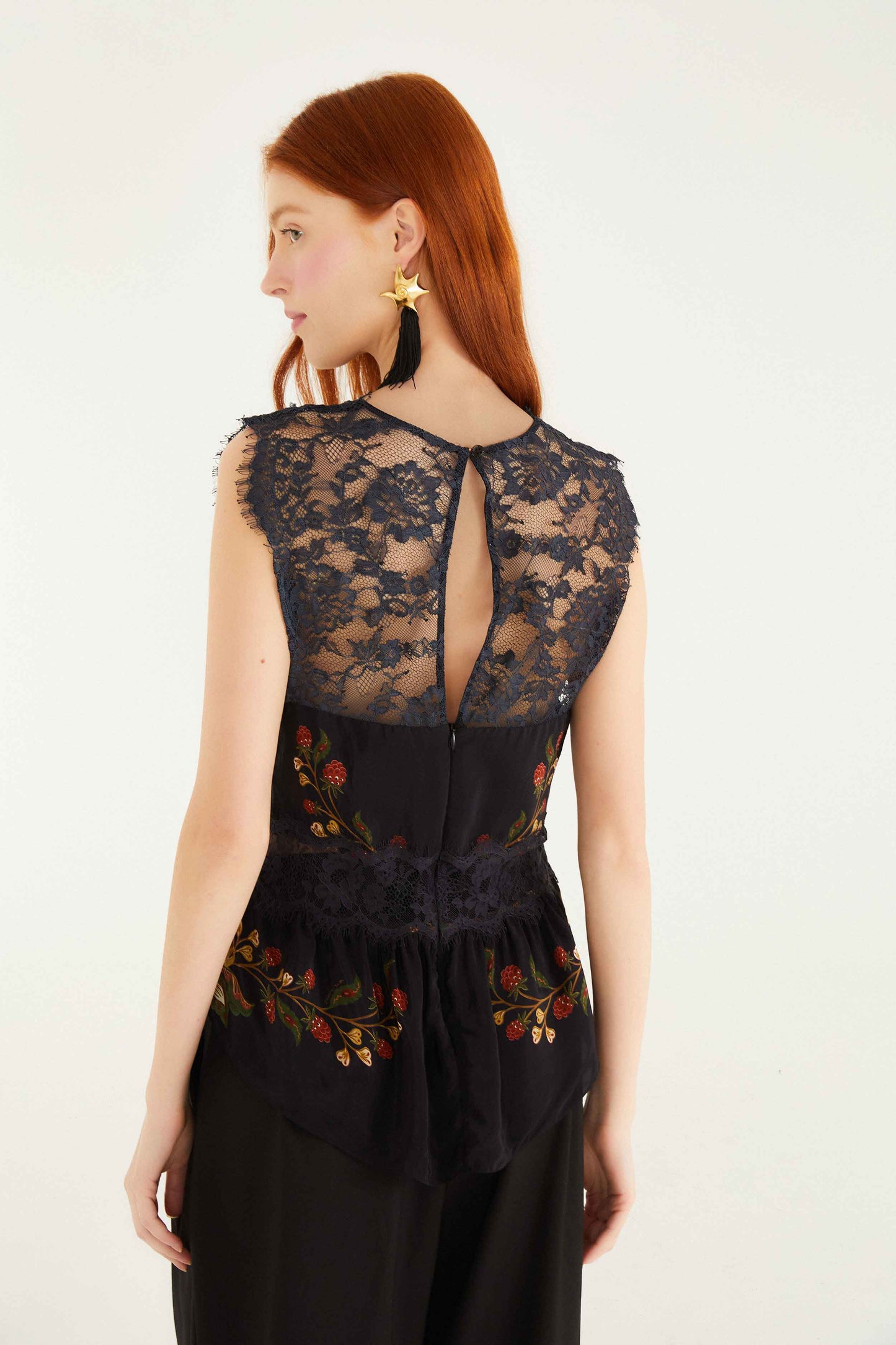 Blusa de encaje sin mangas Black Berry Garden