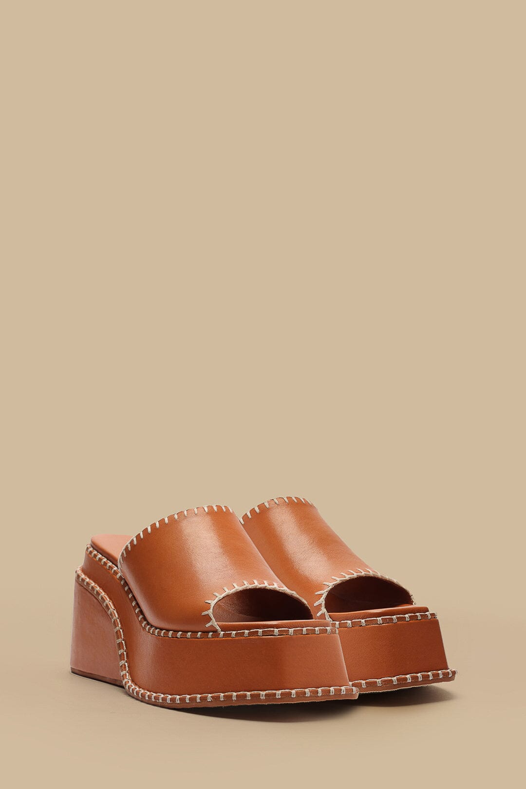 Sandalia mule con cuña camel
