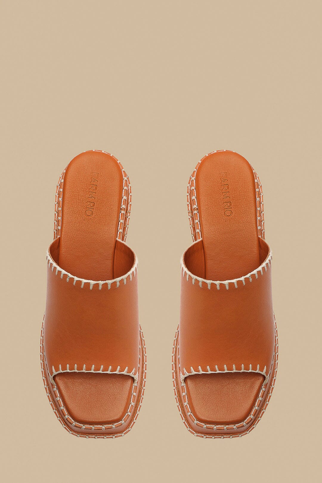 Sandalia mule con cuña camel