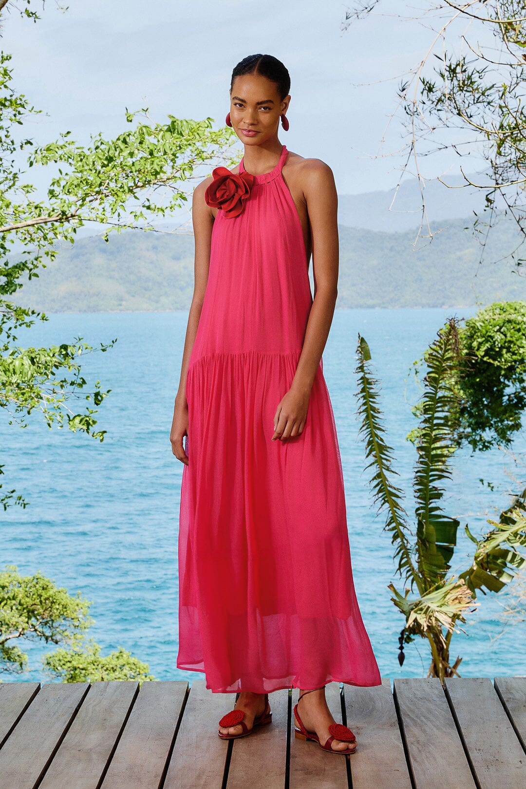 Maxi vestido rosa de flores y cuello halter